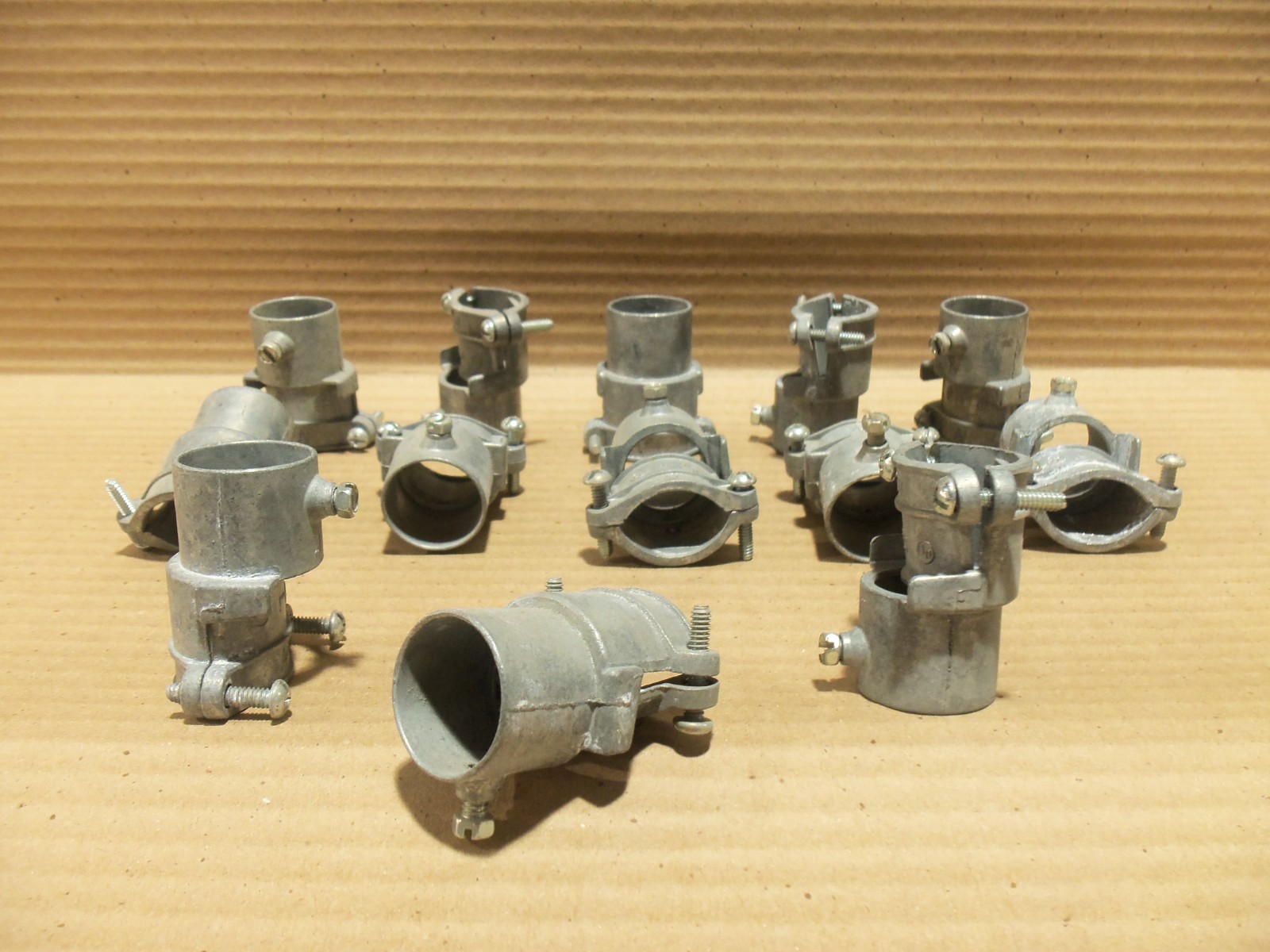 LOT OF 13 ARLINGTON 8630 1″ EMT TO FLEX ZINC DIE CAST COUPLING AK
