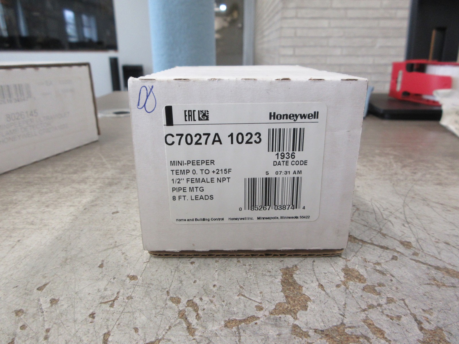 Honeywell Mini-Peeper C7027A 1023 Temp: 0-215°F 1/2″ NPT 8ft Leads New Surplus
