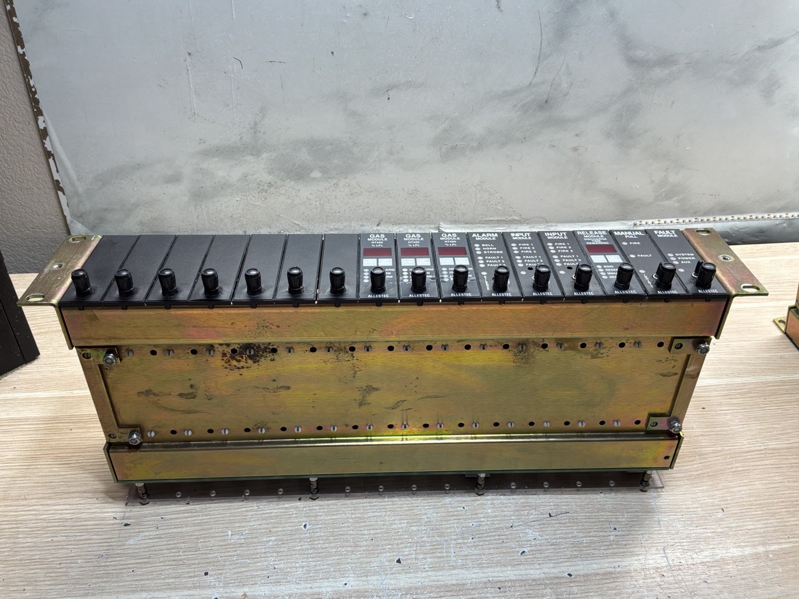 COMPLETE ALLESTEC 800-1690 16-SLOT FIRE ALARM CONTROL UNIT RACK/JUA3401