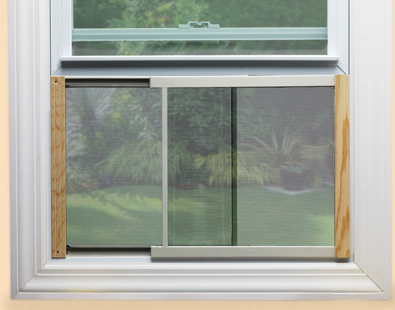 Frost King Adjustable Window Screen 15″ High with Wood Frame, Fits 21 – 37″ Wide