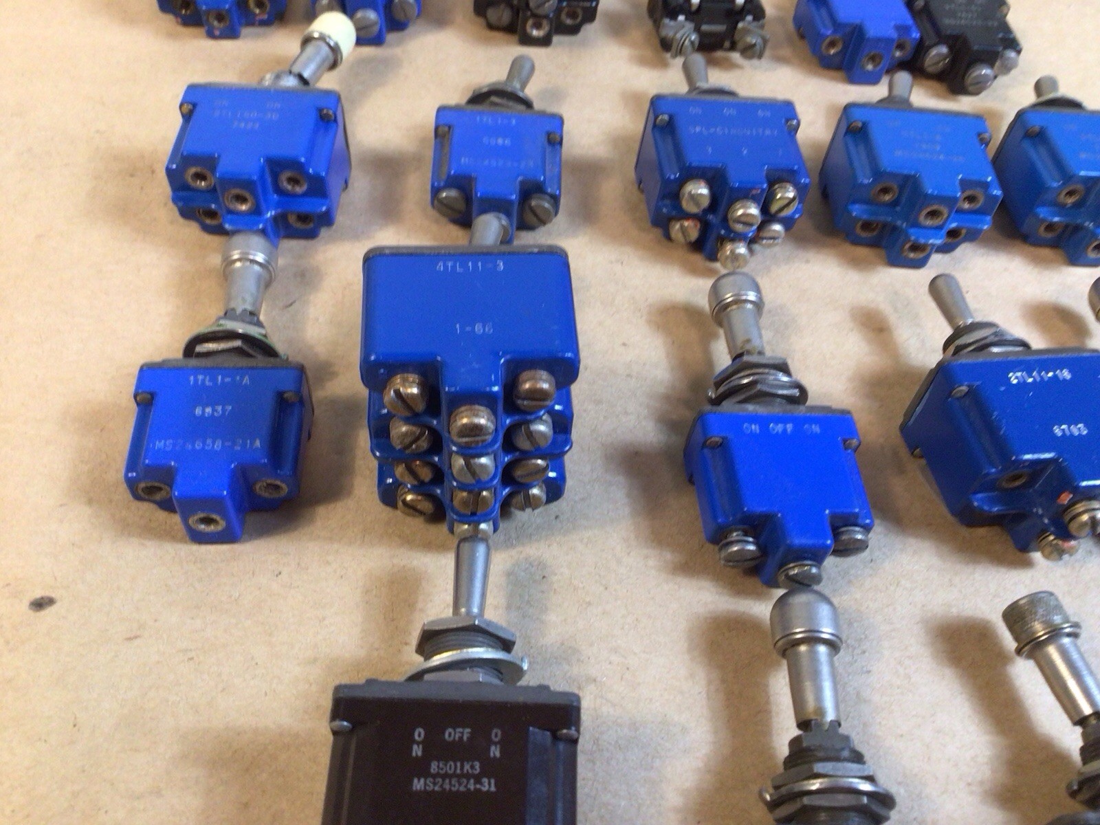 25 Pieces – Honeywell MICRO-SWITCH Large Lot Miscellaneous Switches / As Found