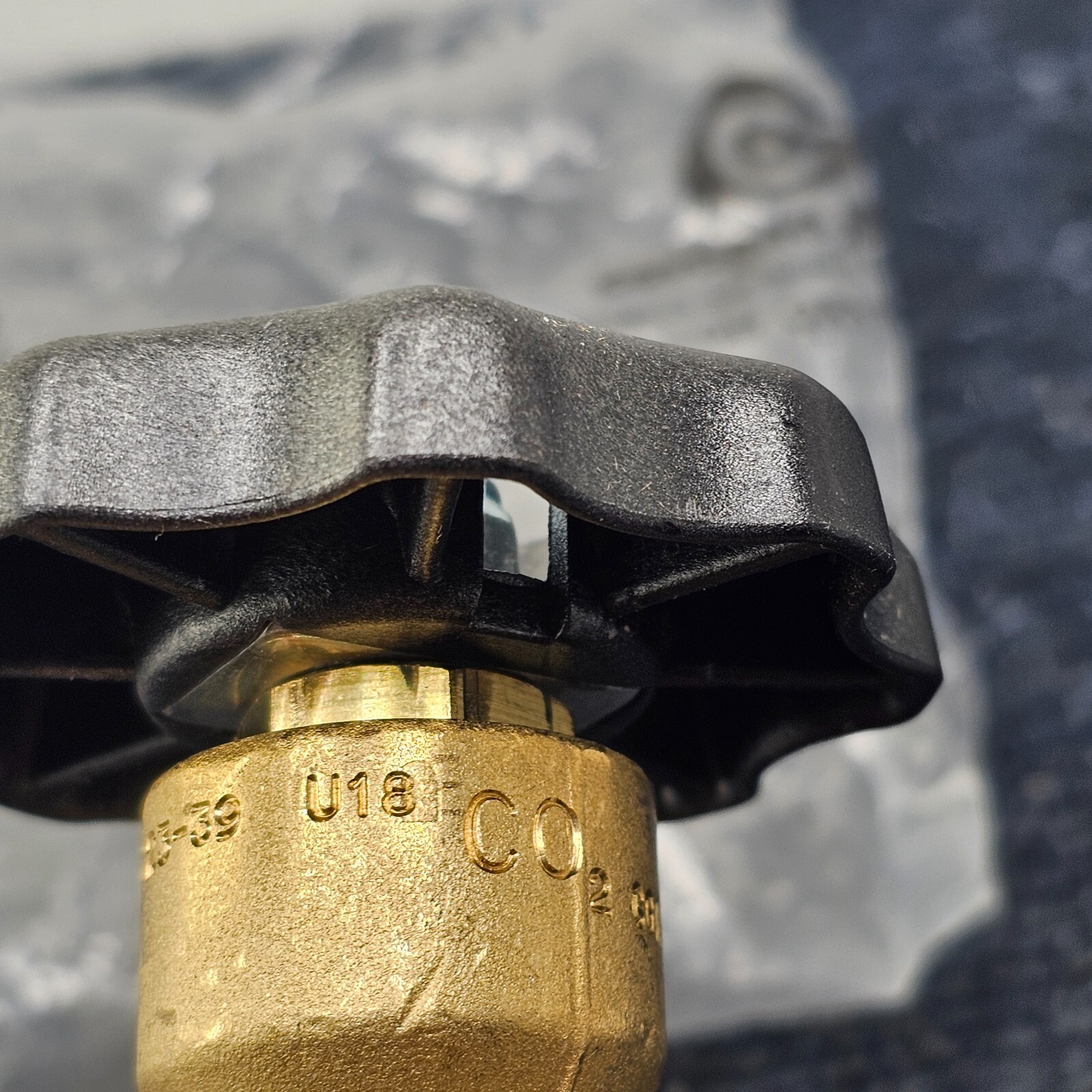CAVAGNA CGA320R: ISO V-9, Y23-35 1.125″ 12 UNF Brass Cylinder Valve 3000PSI