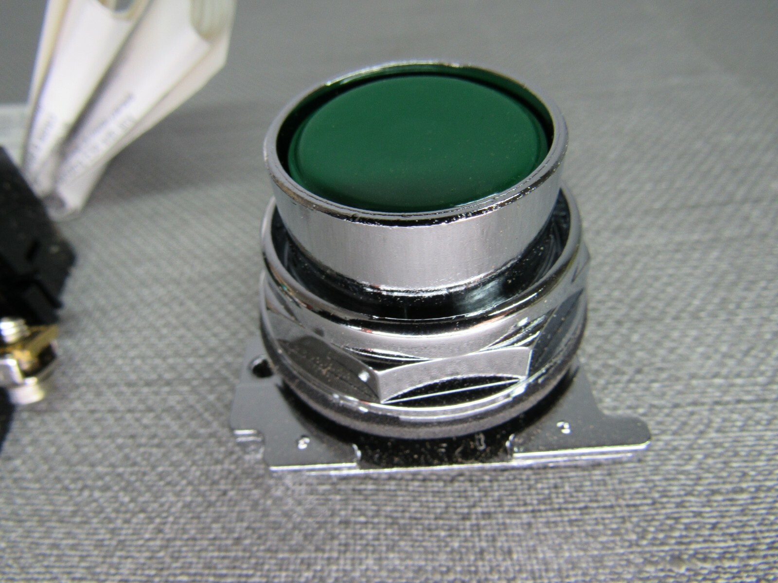 Eaton 10250T103 Ser. A1 Green Pushbutton & 10250T53 Ser.D1 Contact Block