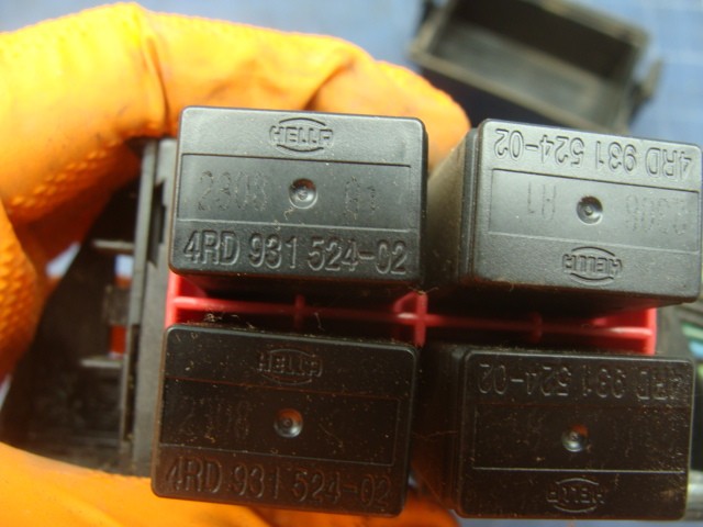 PETERBILT 330 FUSE/RELAY BOX E-434E/E-1826C W/4 HELLA RELAYS 4RD931524-02