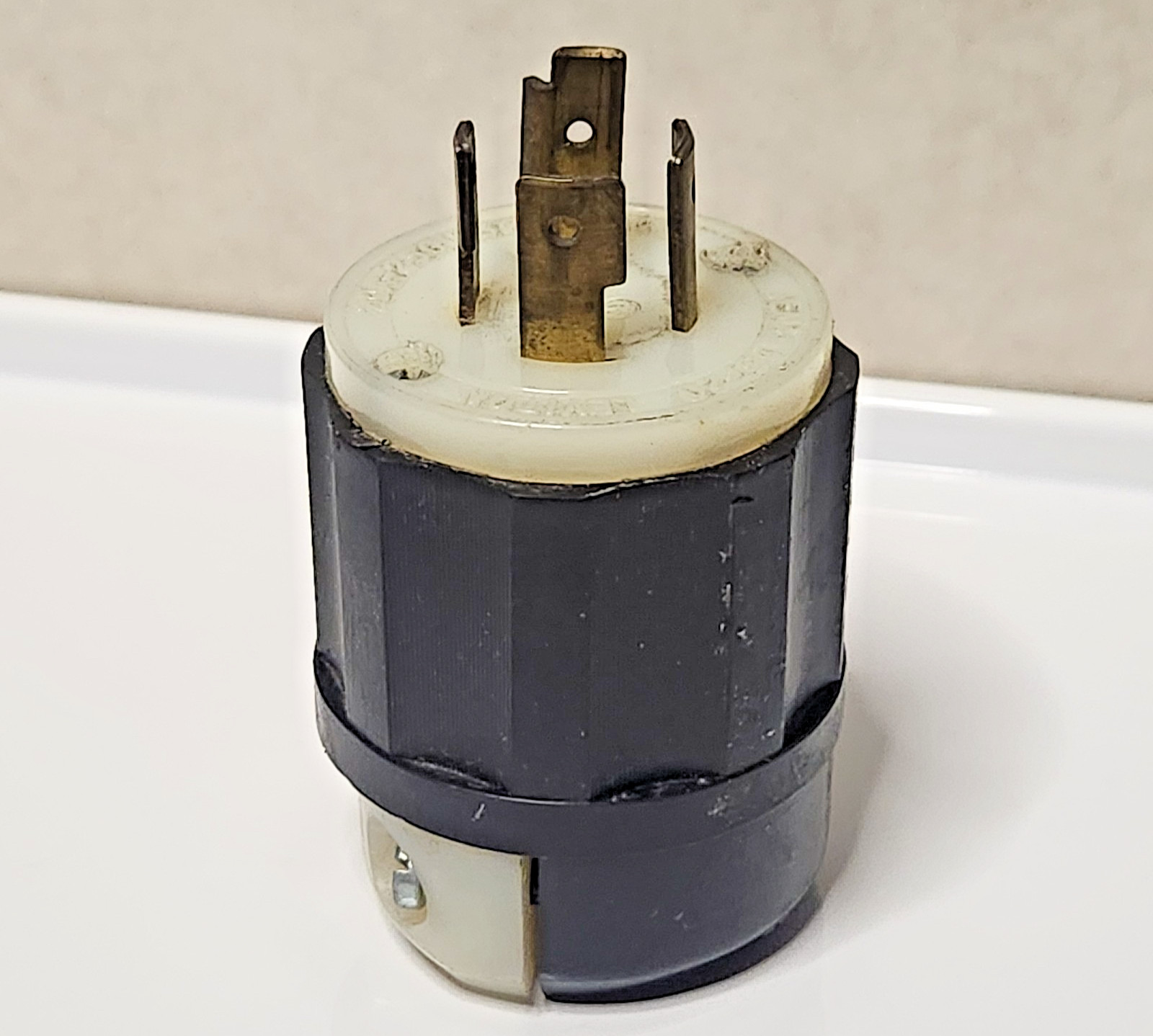 LEVITON NEMA L15-20 MALE 20A-250V 30 LOCKING ELECTRICAL CONNECTOR PLUG