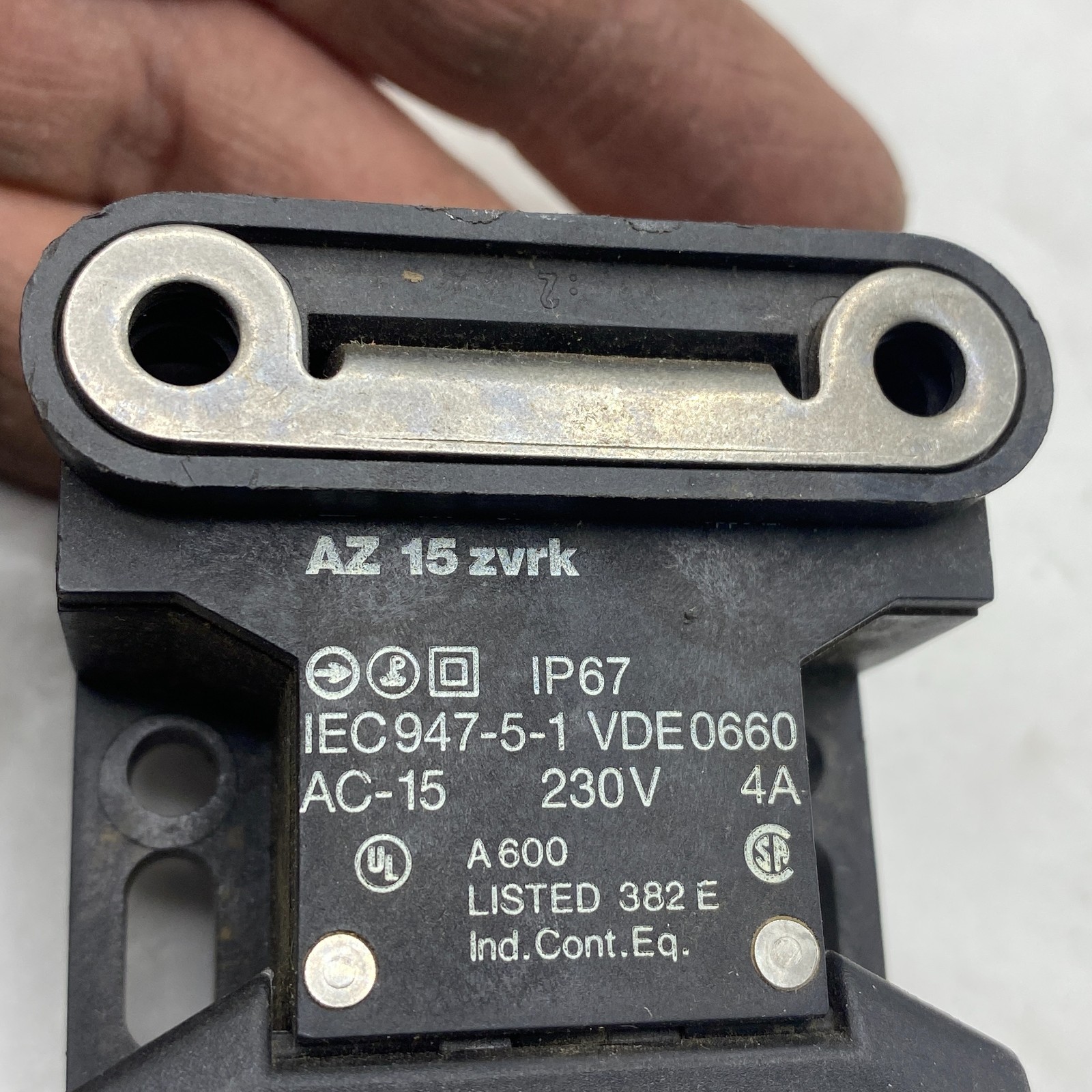 SCHMERSAL AZ 15 ZVRK IEC947-5-1 VDE0660 SAFETY SWITCH AC-15 4A 230V