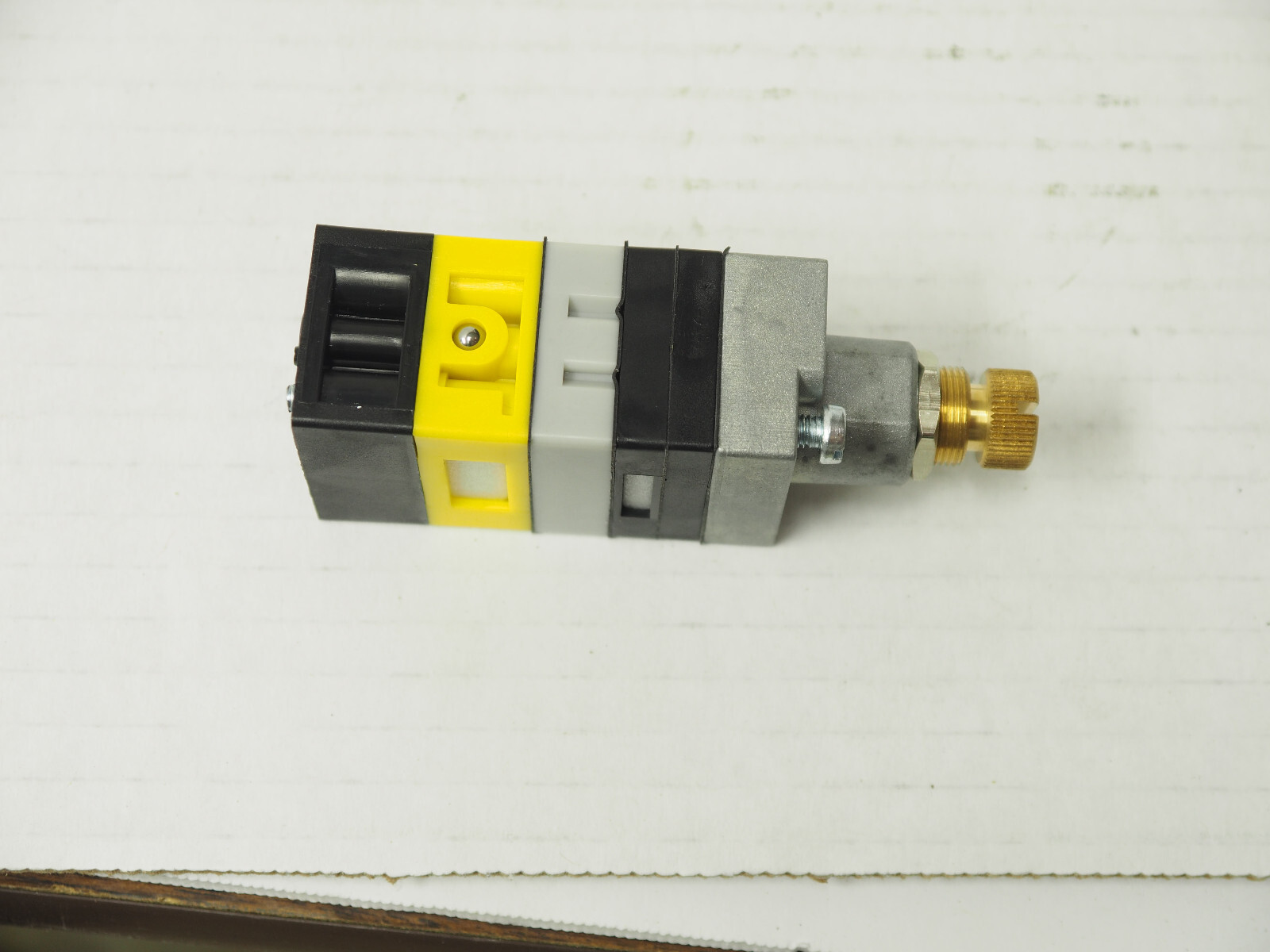 Crouzet Control 81502150 Pneumatic, Adjustable Pressure Switch, 2 – 35 PSI NEW