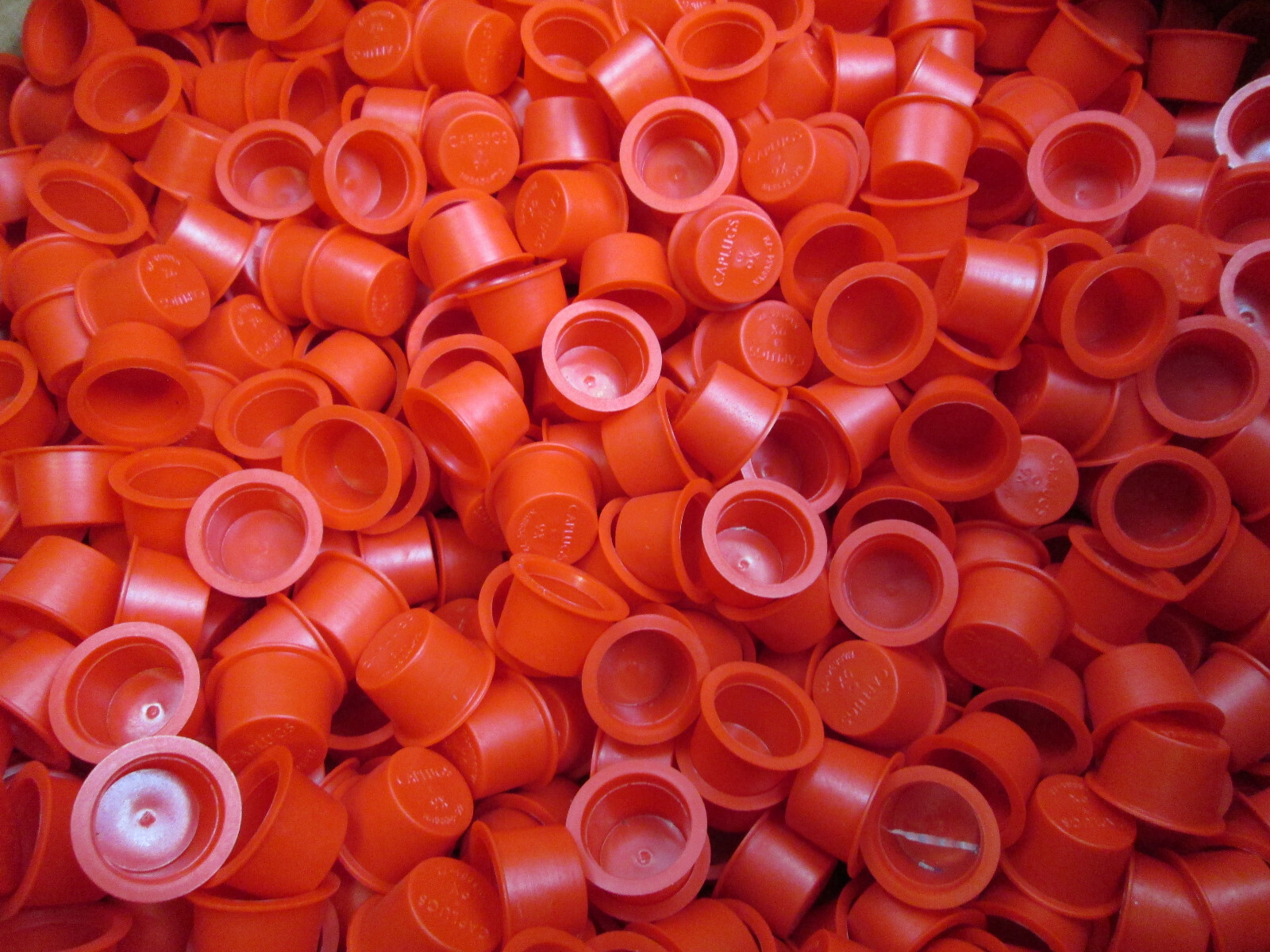Lot of 100 New Caplugs Tapered Dust & Moisture Cap Plug .725″ T-9X Red NAS834-72