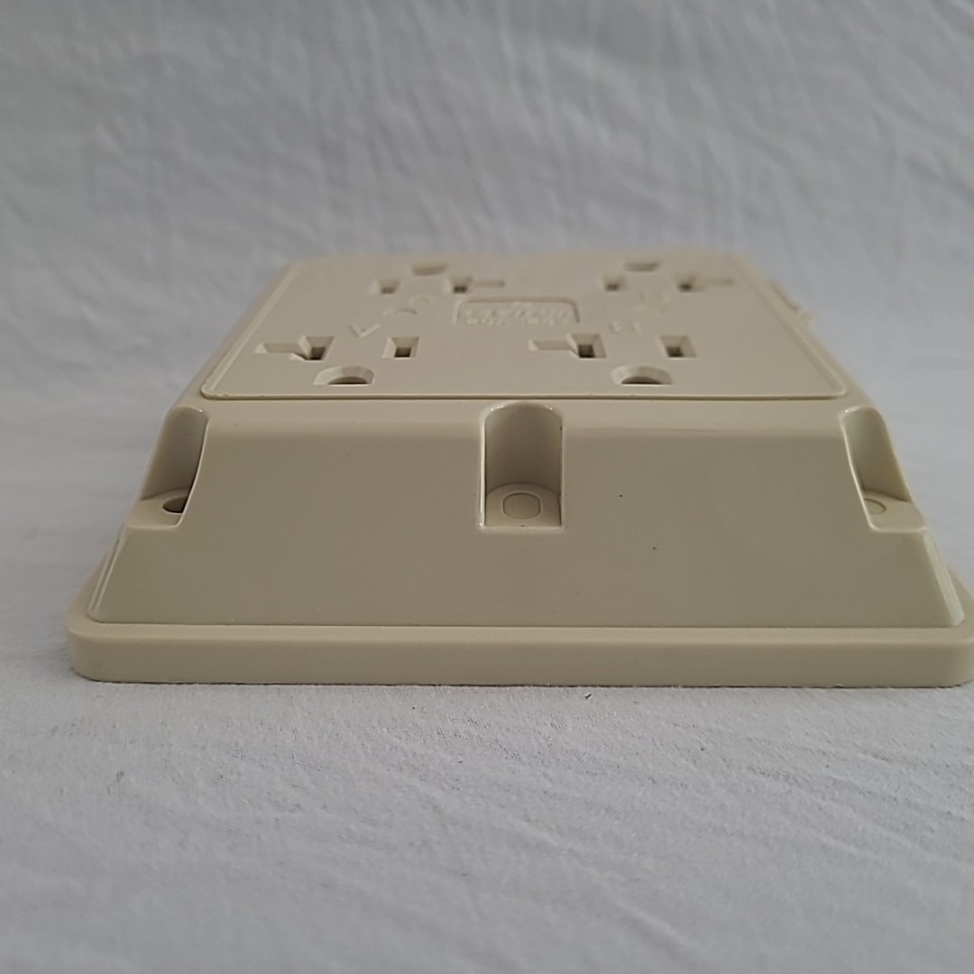 PASS & SEYMOUR 420-I QUAD RECEPTACLE. Leviton 20A-125V. New Open Box.
