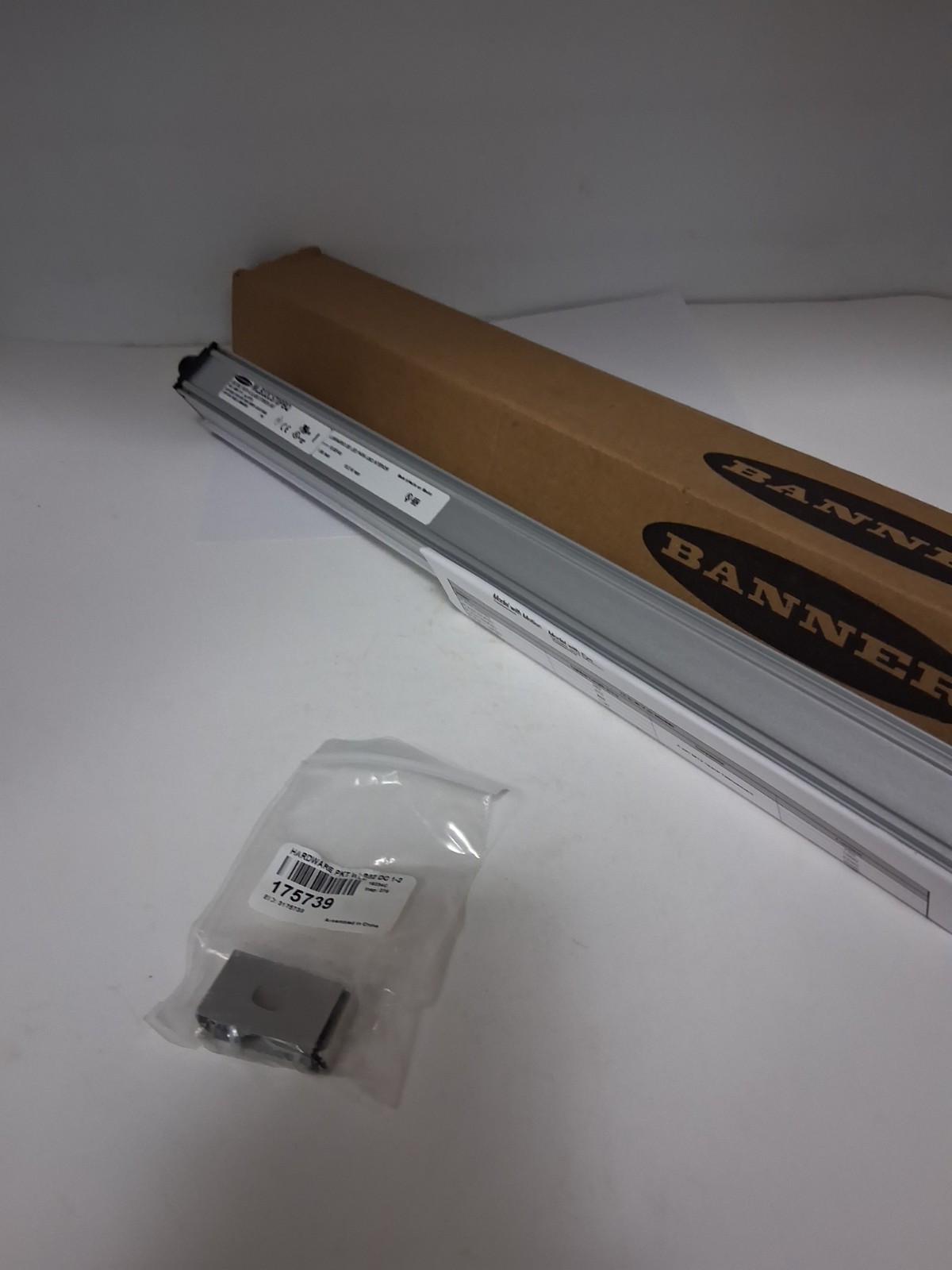 BANNER WLB32C570PBQ WORKSTATION LIGHT BAR ADJ LED 12-30VDC 570MM L WHITE NIB