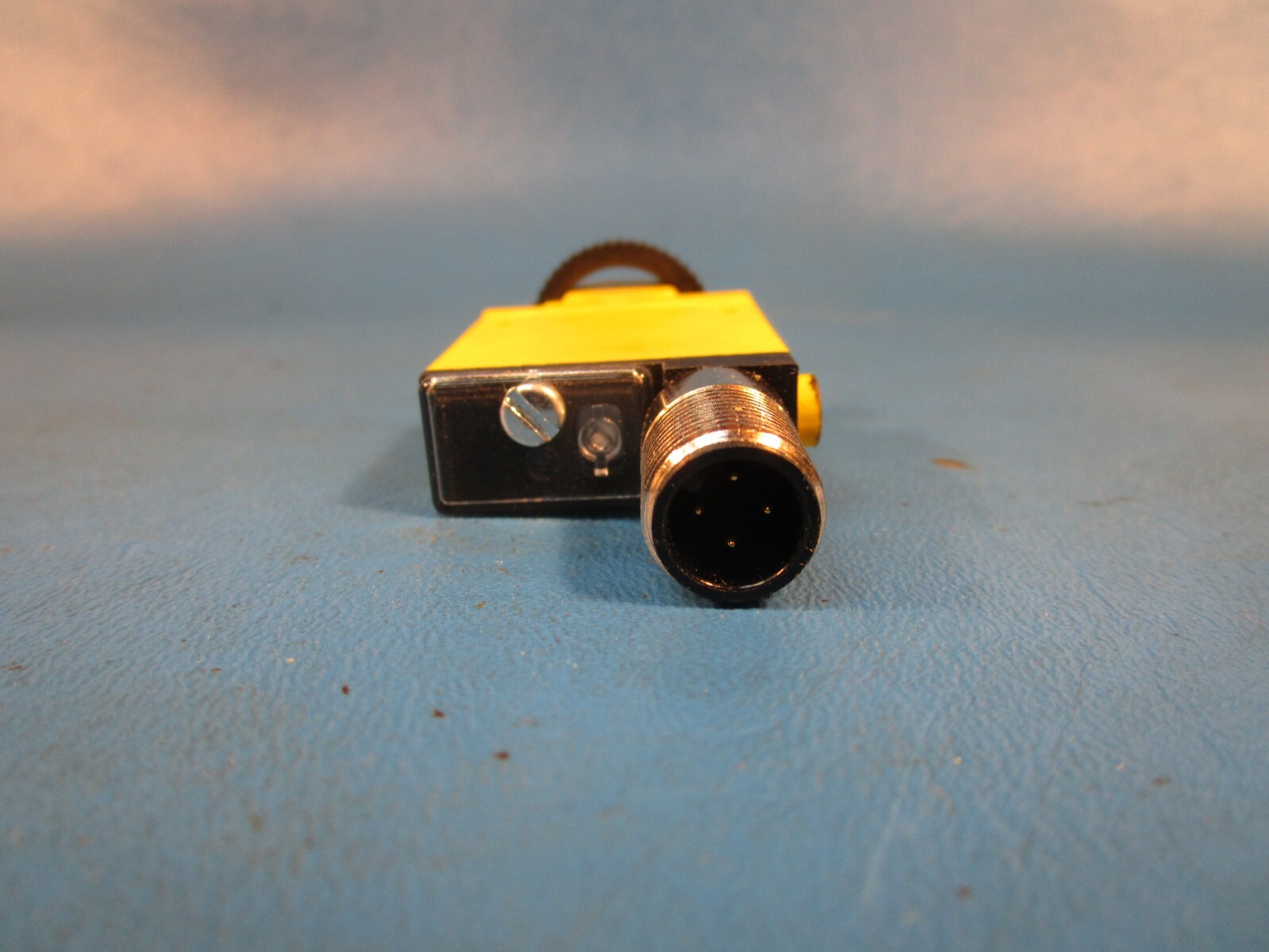 BANNER SM312CV2QD, MINI-BEAM: Visible Red 650 nm Convergent, Focal Point: 43 mm