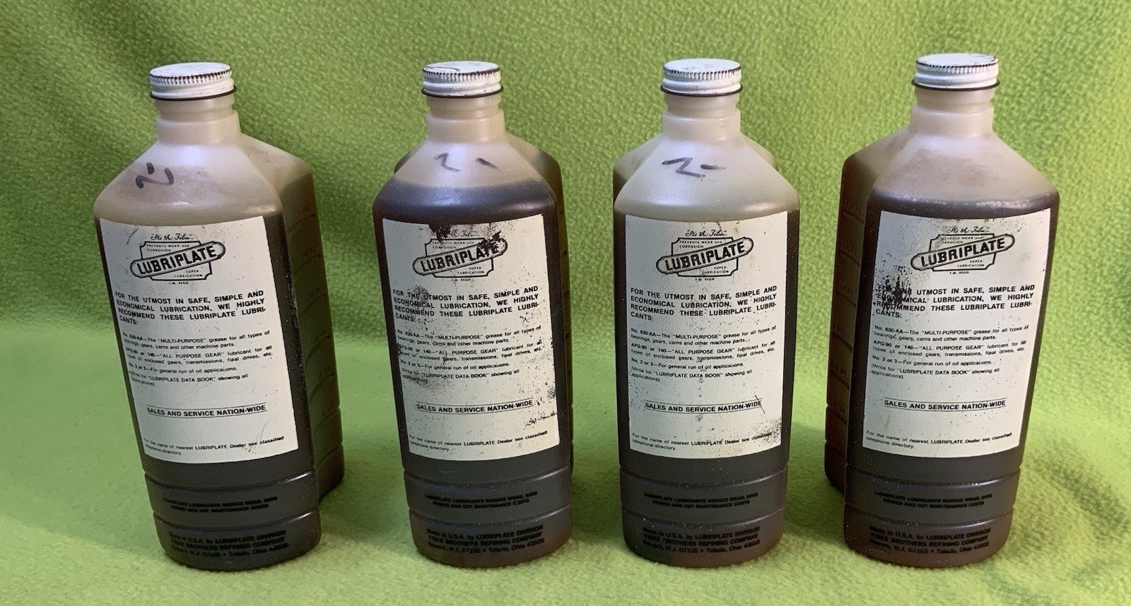 VINTAGE LOT (4) LUBRIPLATE SUPER LUBRICATION 1 QUART (PREVENTS WEAR & CORROSION)