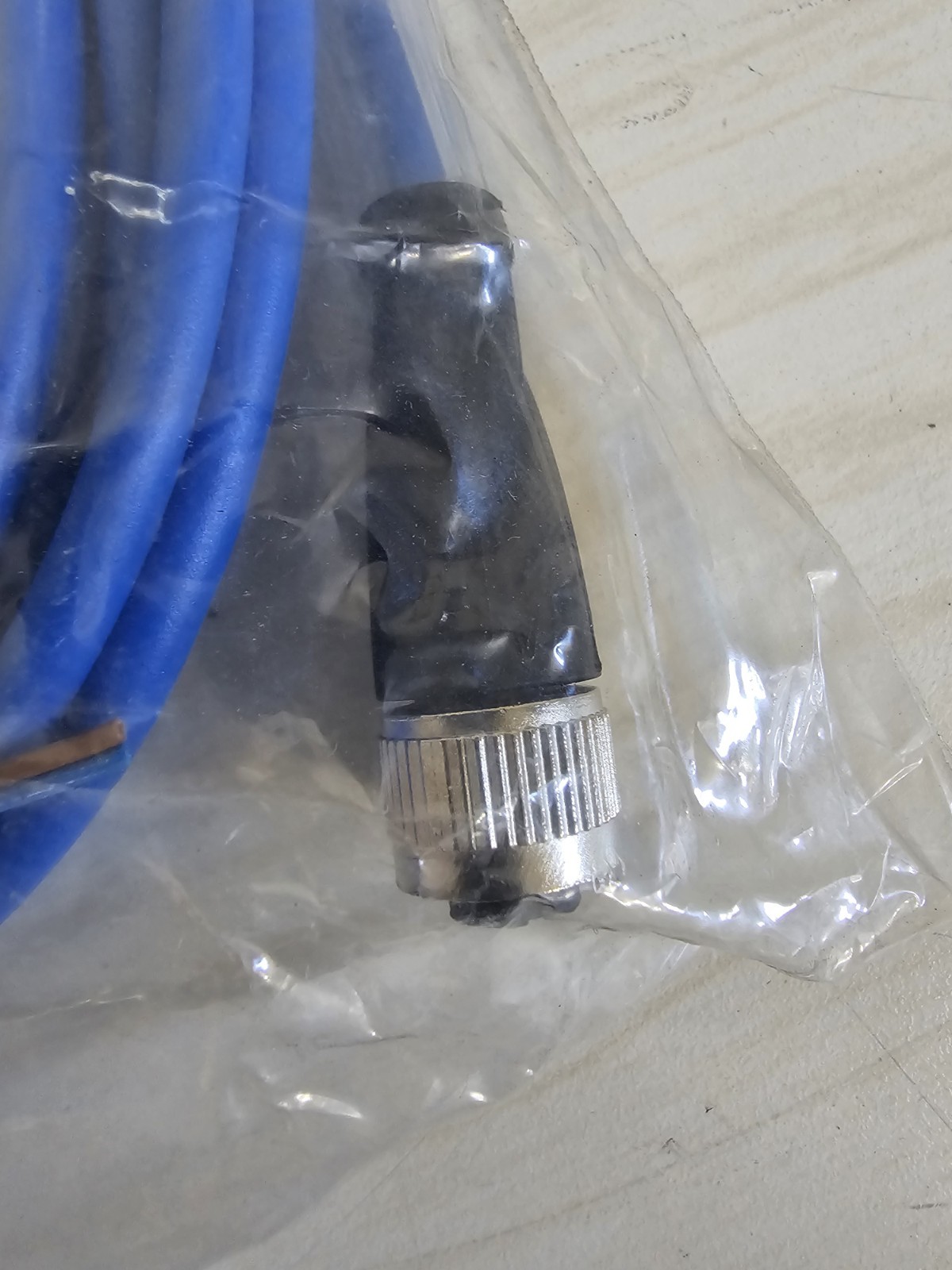 New In Package Pepperl + Fuchs Cable V1-G-N-5M-PUR