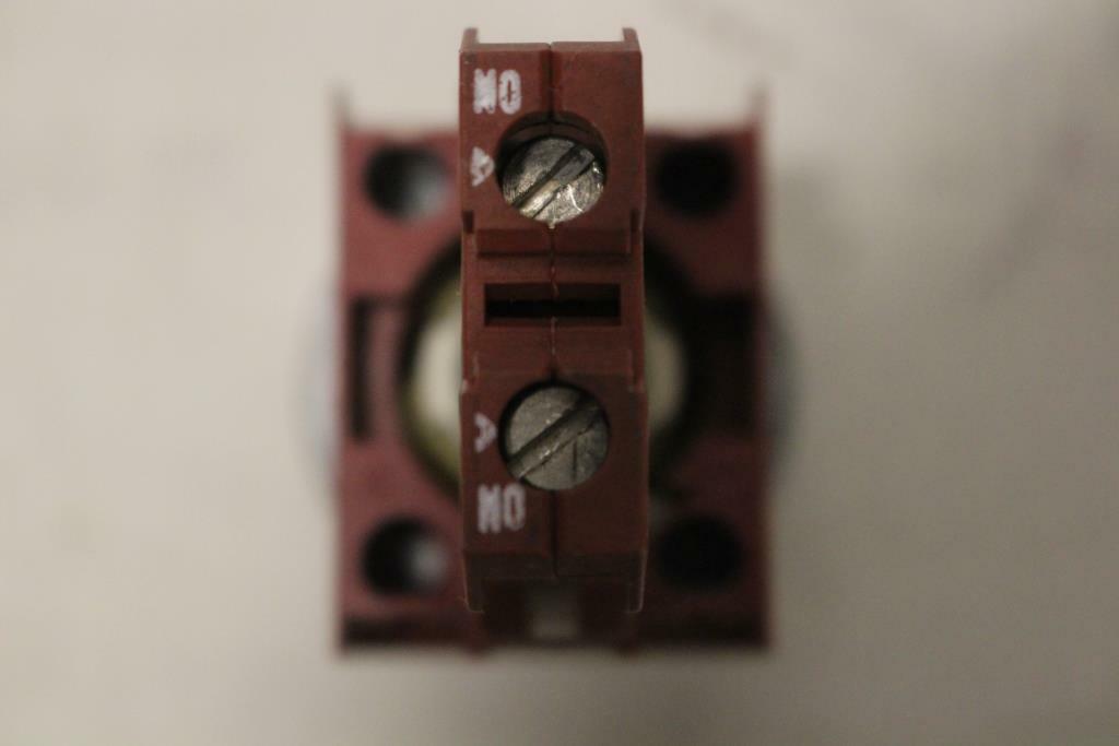 SIEMENS 3SB03-PFB Black Pushbutton with P30CB10 normally Open Contact