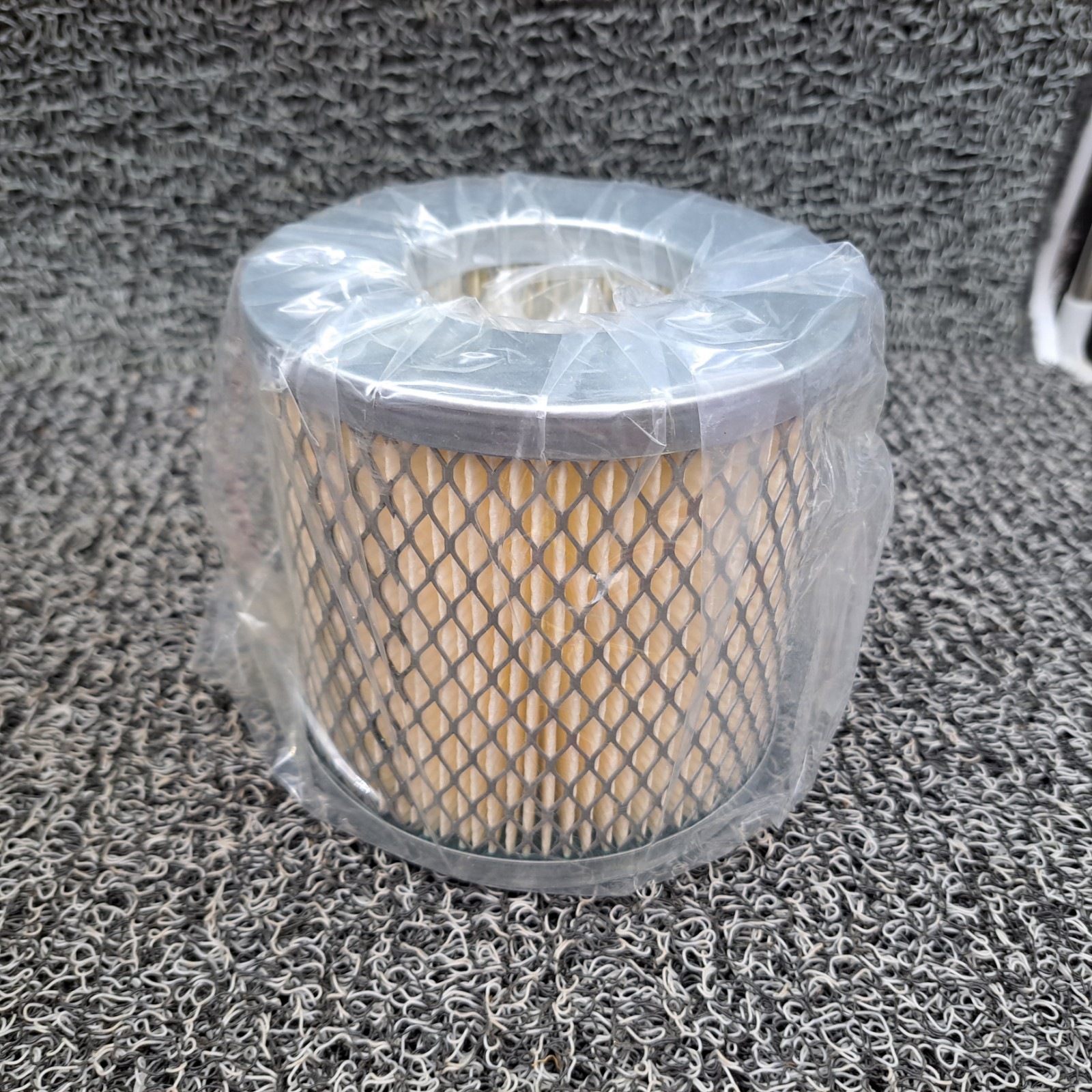 Vacuum Air Filter PN: 810003661 & 44D-4-4. 5″ X 4-7/8″ center bore 2-9/16″ ID
