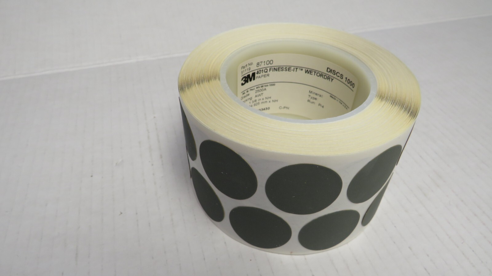 3M WETORDRY FINESSE-IT PAPER DISC ROLL 401Q,1-3/8 IN XNH 2500A-WEIGHT,1000 DISCS