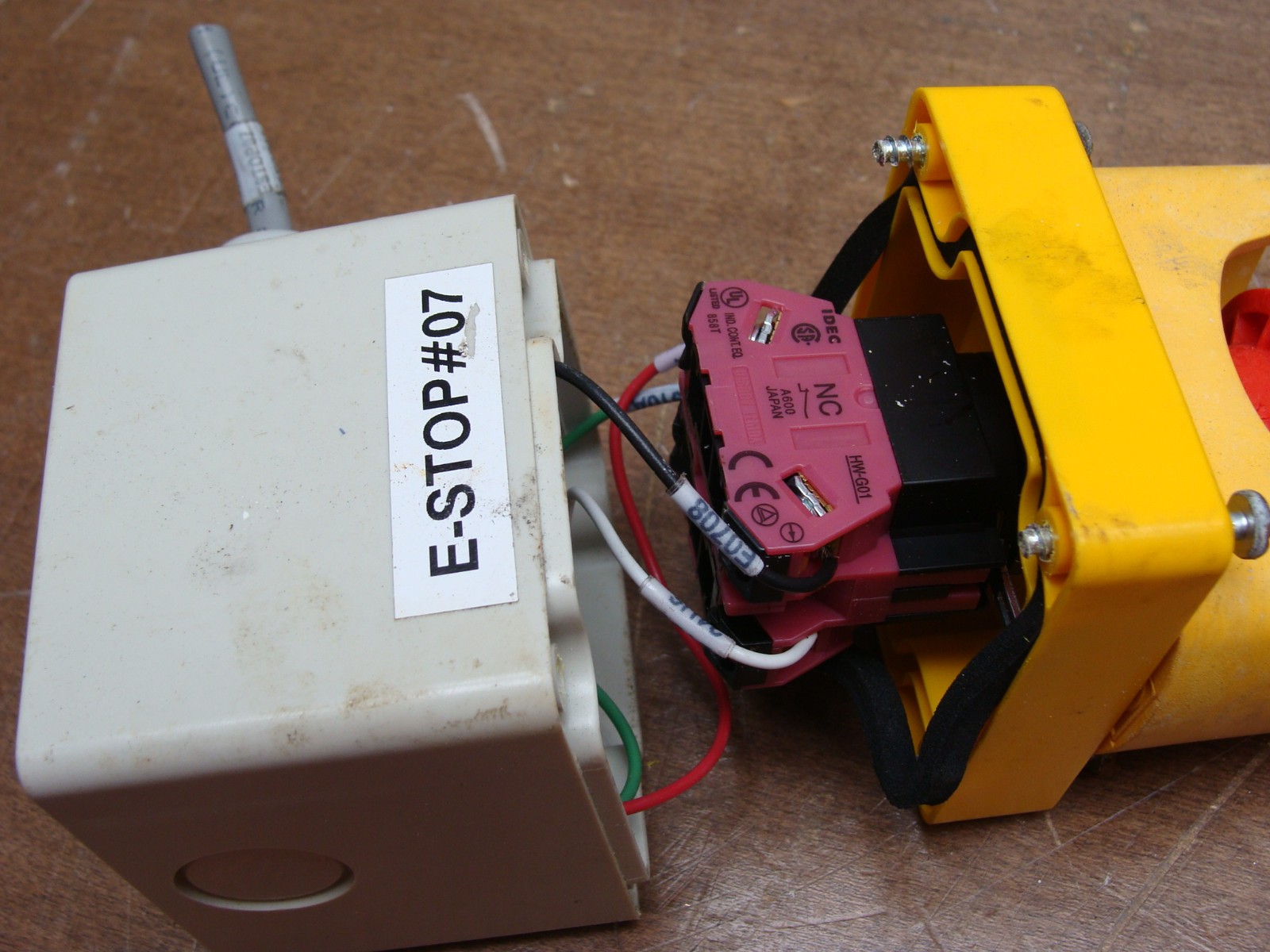 IDEC EMO EMERGENCY STOP BUTTON WITH GUARD AND ENCLOSURE HW-G01 CONTACT BLOCK