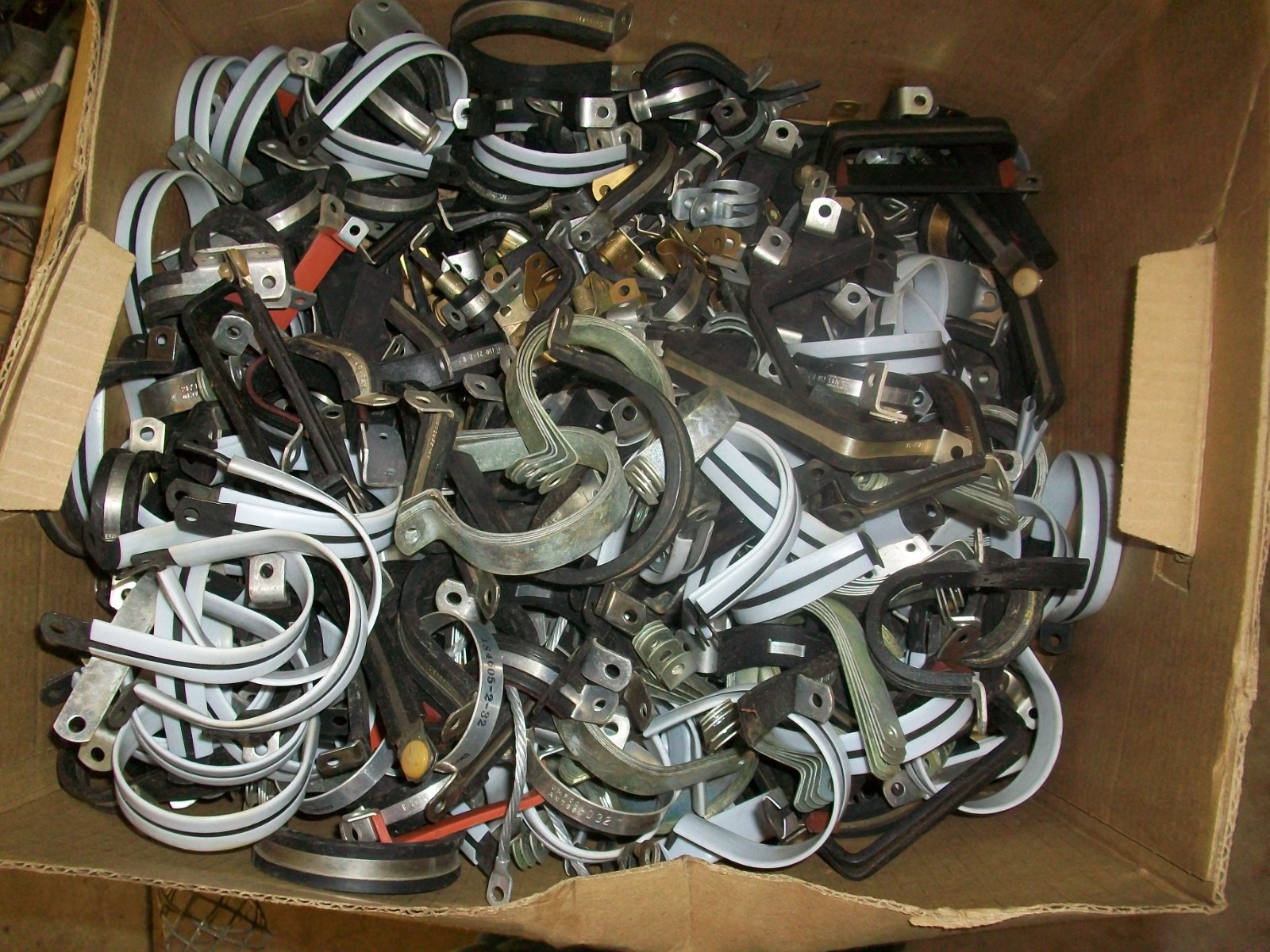 19lbs Assorted Pipe Straps – Light duty NEW