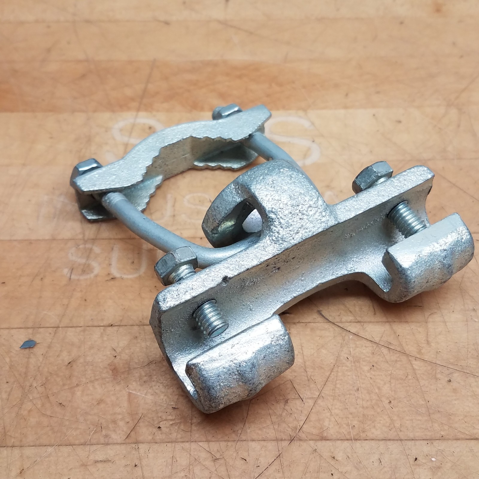 Thomas & Betts 6214 Cable Tray Clamp, Swivel Type Style 2, 1-1/2″ Conduit Size