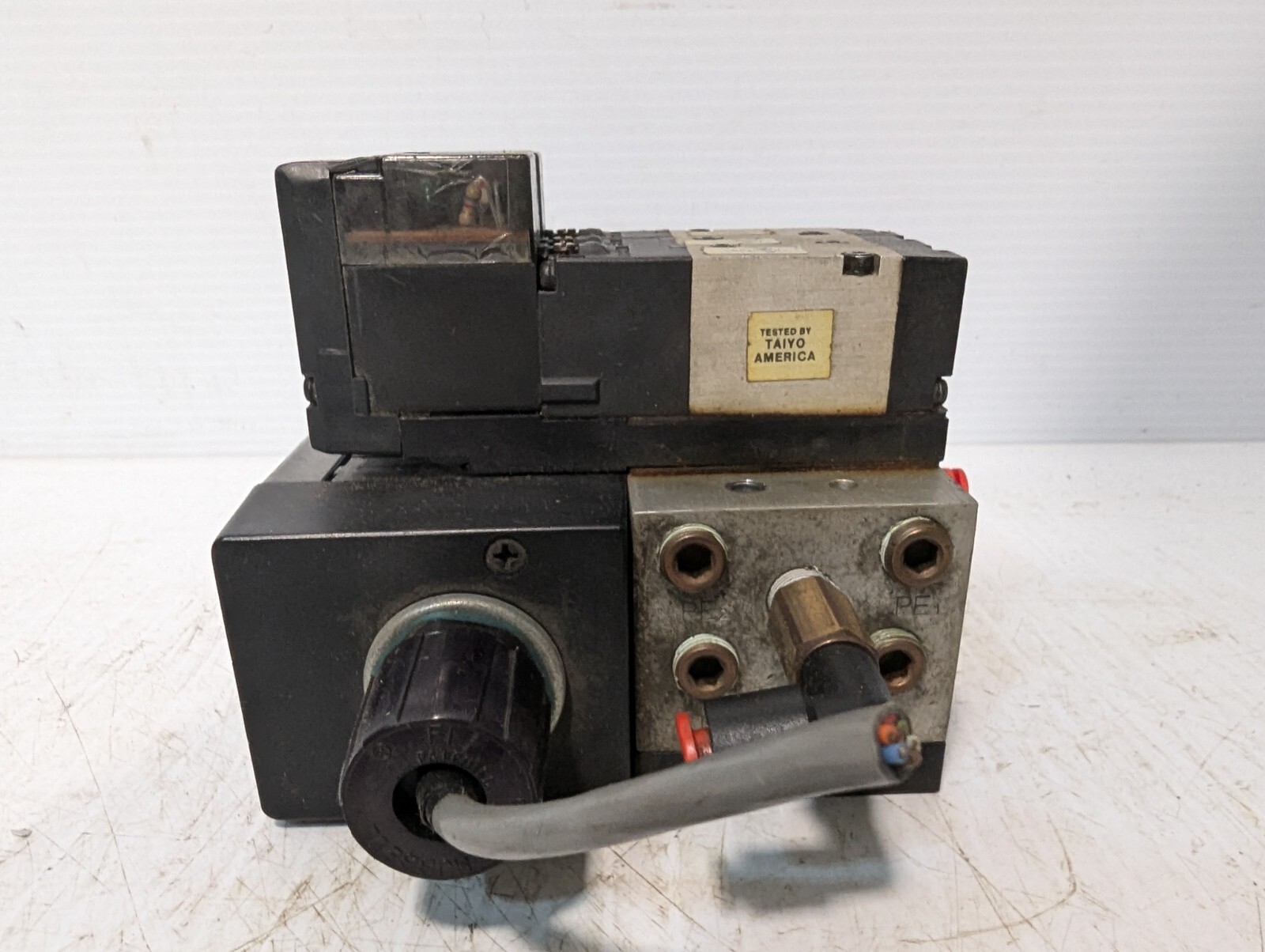 Taiyo Manifold Block w/ 3 SRS1-8S DC24V Solenoid Valves