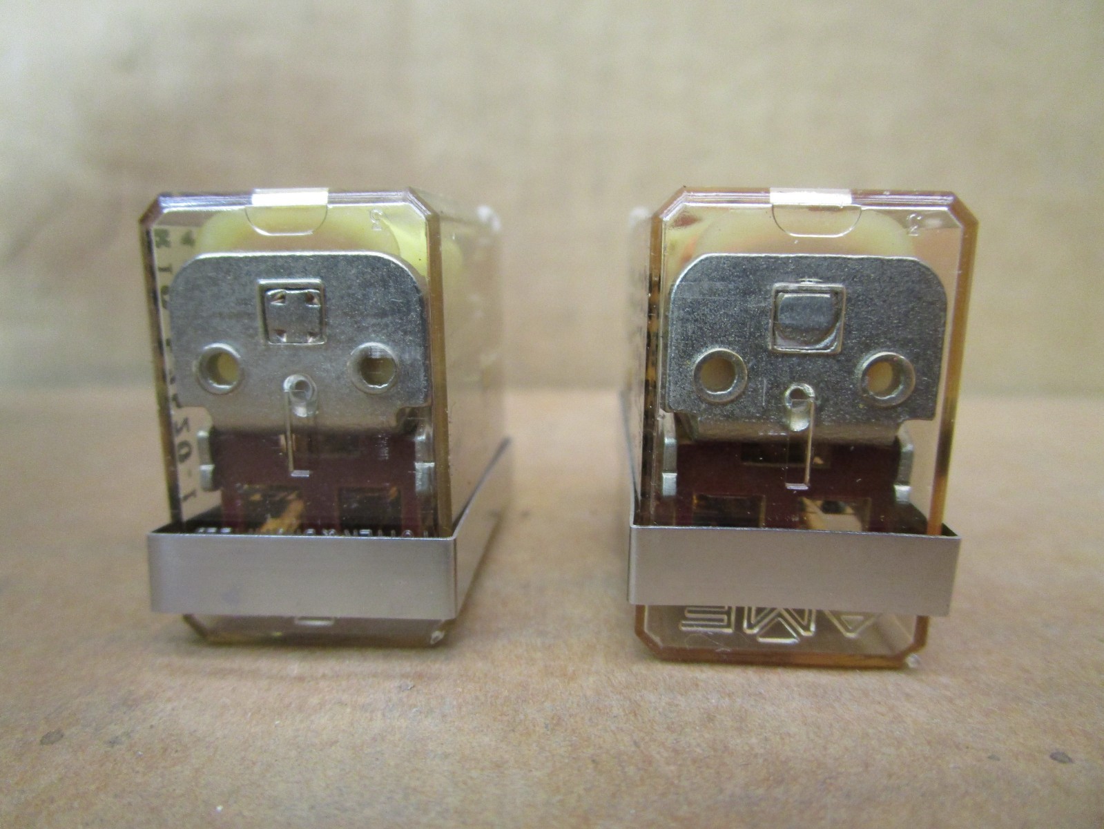 New Open Box Mixed Lot of 2 Pcs R10-E2520-1 R10-E2521-1 24VDC Relays 51576LR