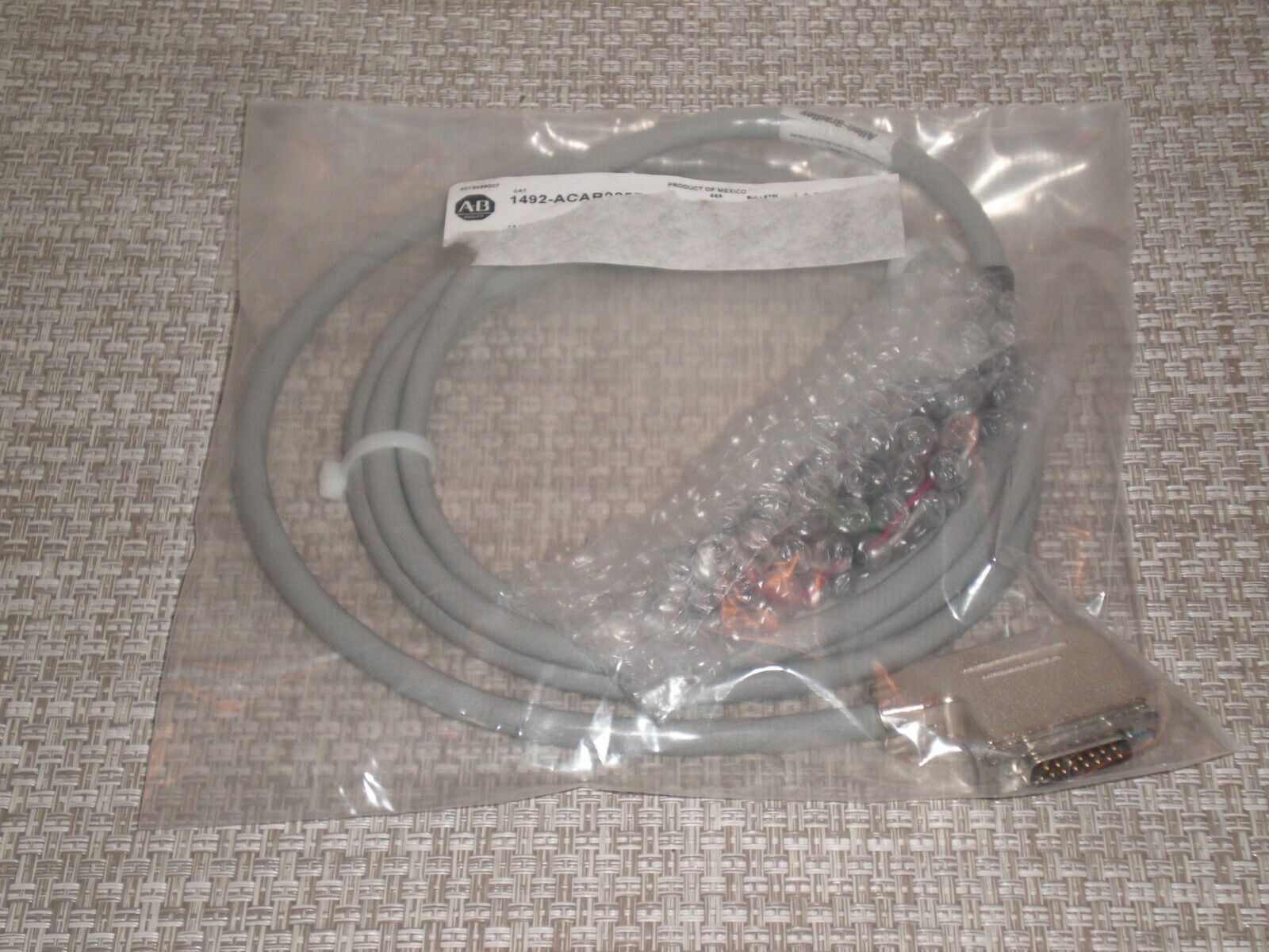 New! Allen Bradley 1492-ACAB025BE69 Cable Ser A, 2.5m Long Free Shipping!