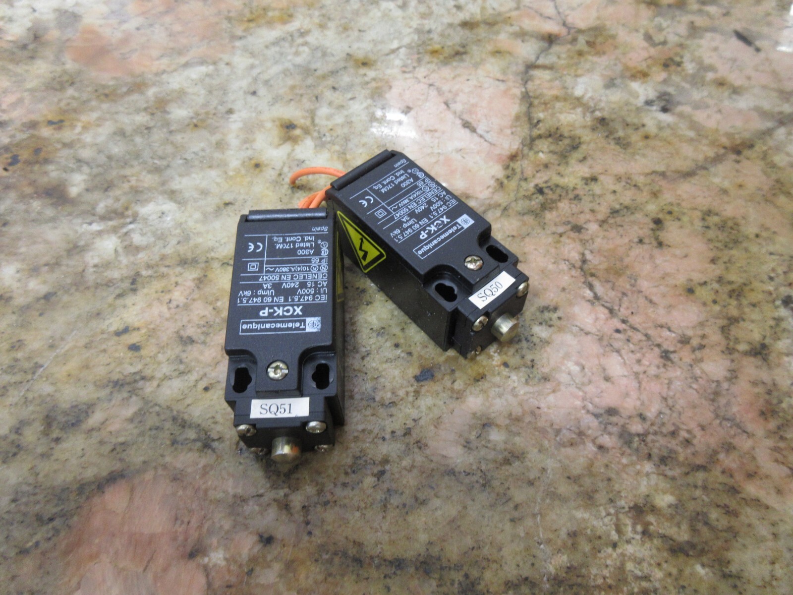 TELEMECANIQUE CONTACTOR XCK-P 500V LOT OF 2 PIECES