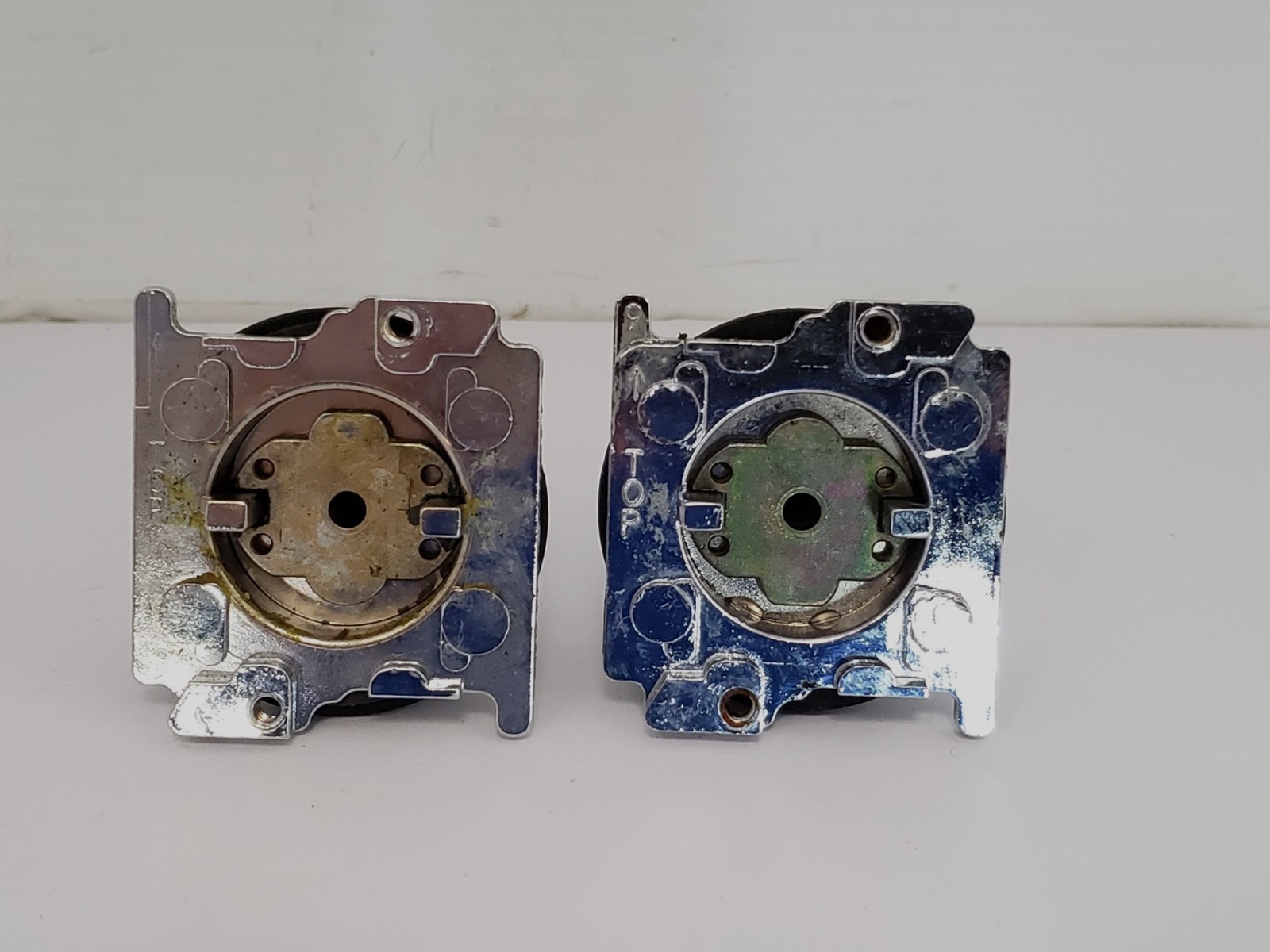 CUTLER HAMMER 10250T103 PUSHBUTTON SWITCH OPERATOR GREEN BUTTON (LOT OF 2)