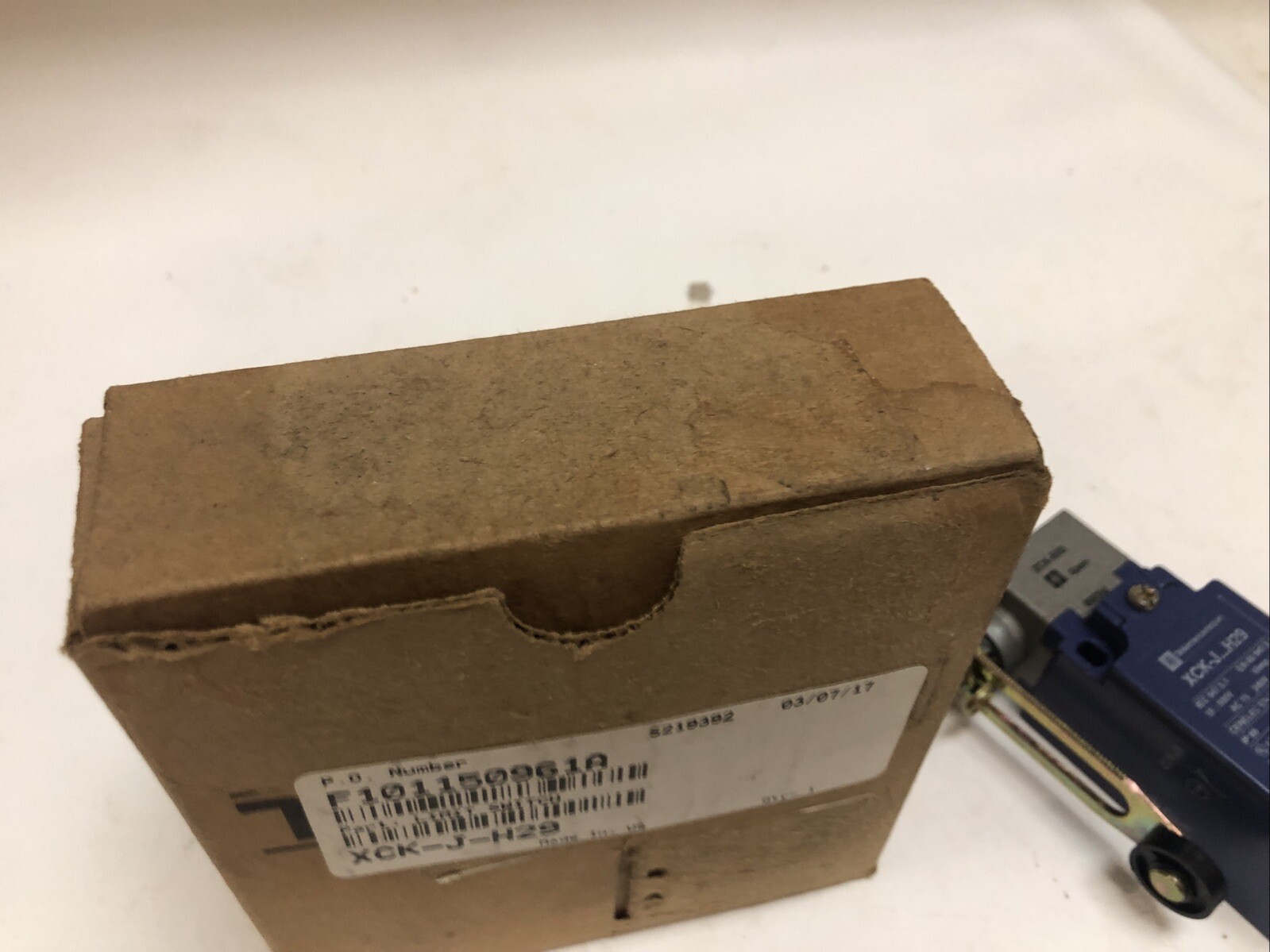 1 New Telemecanique Limit Switch With Arm XCK-J…H29, Ui 500V, AC 15. 240V 3A