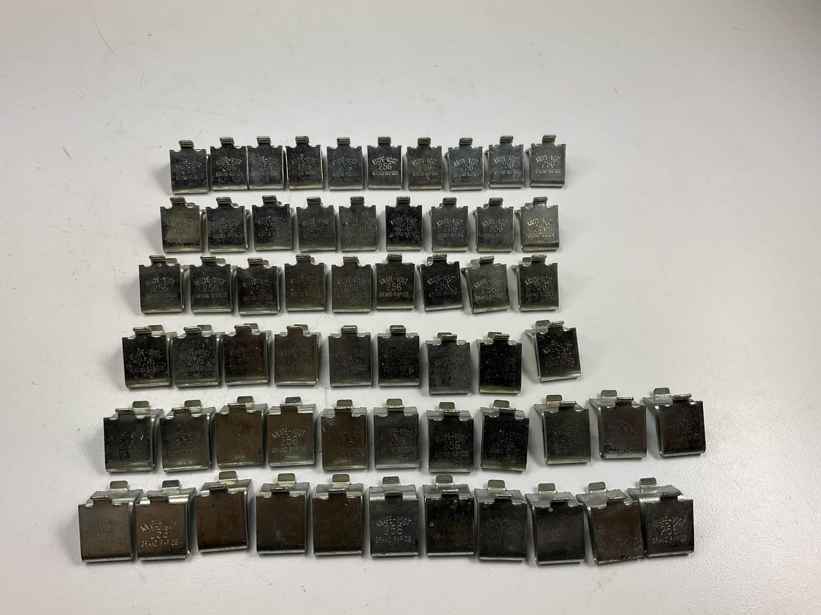 (59 Pcs) Used Knape & Vogt 256 Shelf Support Bracket 3/4″ Long Shelf Clips