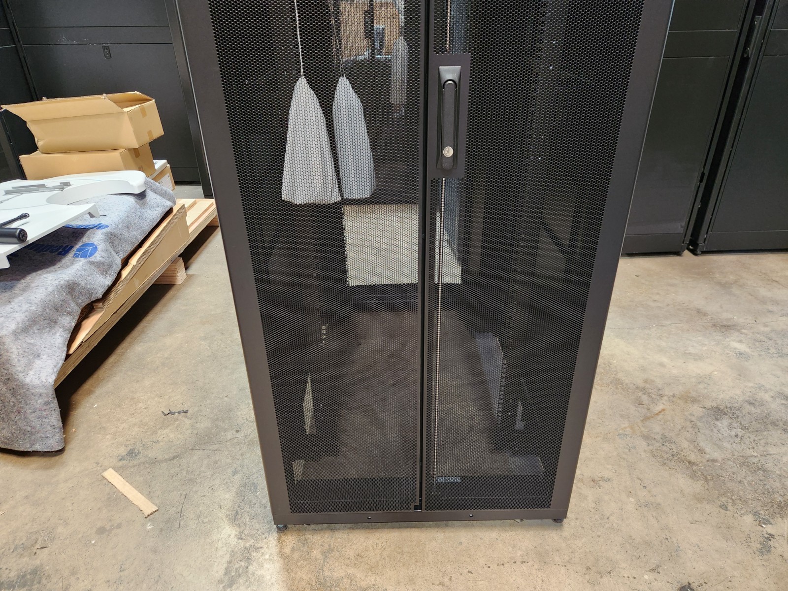 APC Schneider AR3340 NetShelter SX 42U 750mm x 1200mm Server Rack Enclosure