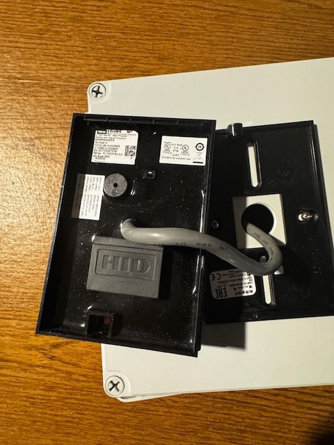 Sure-Fi Portable Power Enclosure, Adapter, HID iClass SE R40 With OSDP