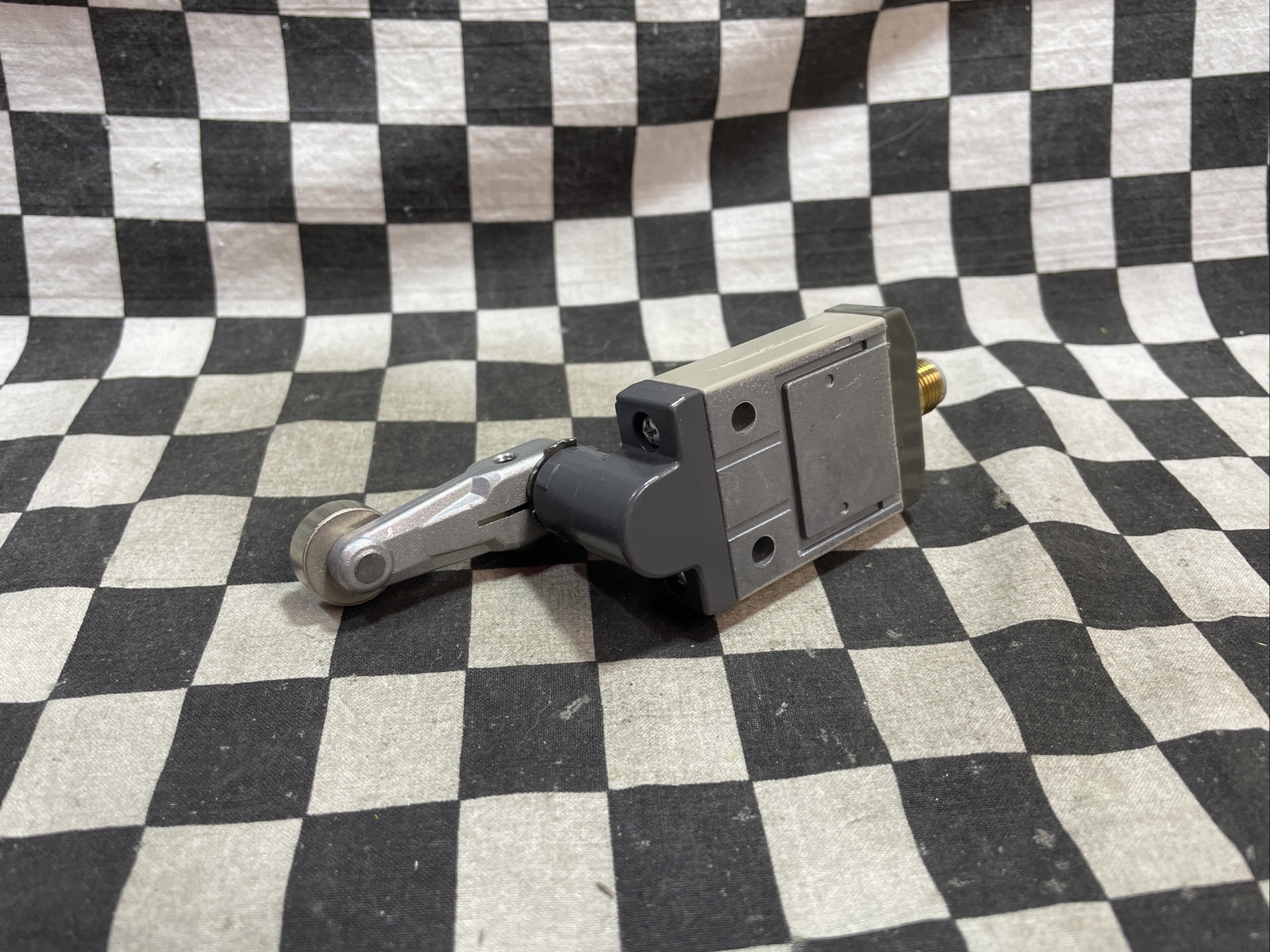 OMROM D4CC-3024, D4CC3024, Switch SPDT Chassis Mount, SHIPSAMEDAY#1644T6