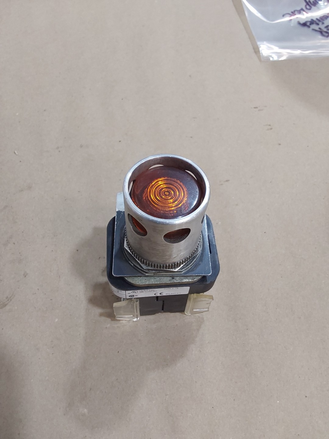 ALLEN BRADLEY ORANGE PUSH BUTTON 800T-QAH24W SER T 24VAC/DC