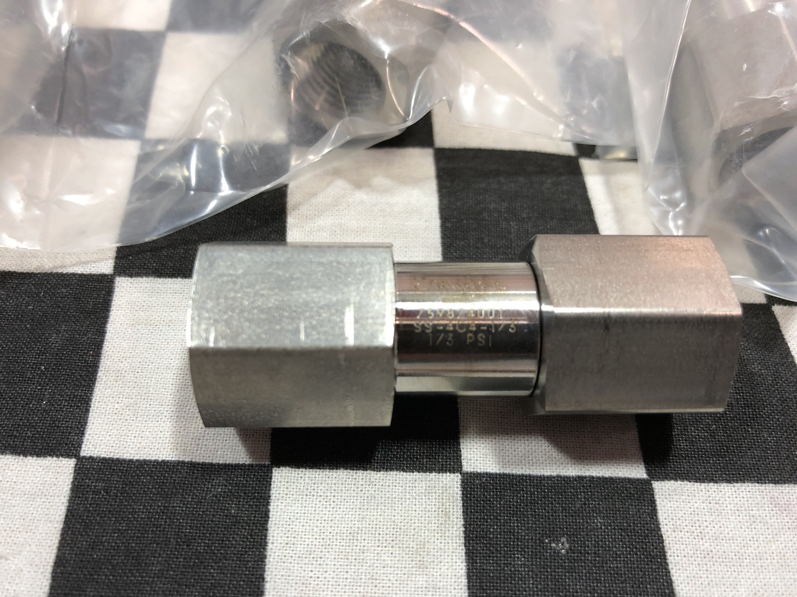 LOT OF 5, Swagelok SS-4C4-1/3, POPPET CHECK VALVE 1/4″ FNPT, 1/3 PSIG, #1373E2