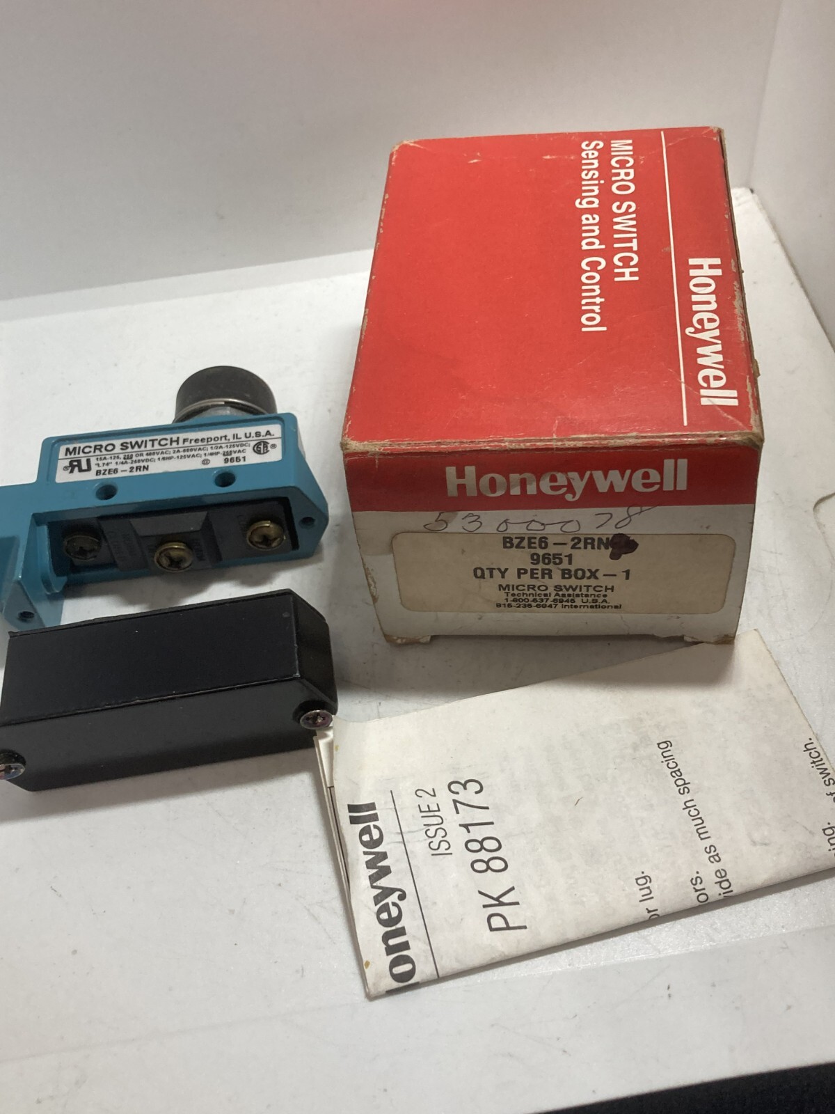 HONEYWELL BZE6-2RN LIMIT SWITCH PLUNGER 15A 125-480VAC 2A 600VAC NIB