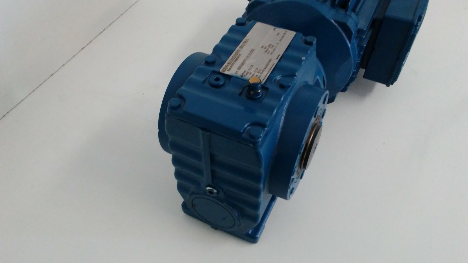 NEW UNUSED! SEW EURODRIVE 1.1/1.5HP GEAR MOTOR SA57DRE90M4/Z