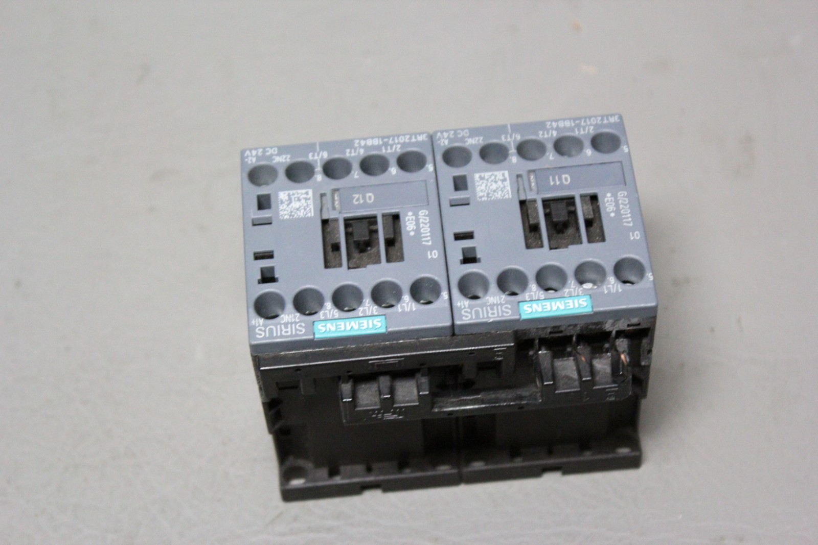 UNUSED SIEMENS REVERSING CONTACTOR 3RA2317-8XB30-1BB4