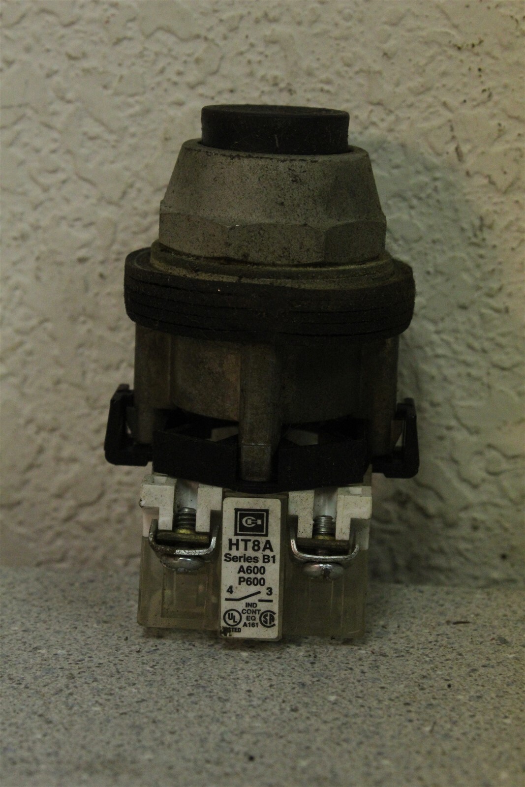 Cutler Hammer Black Push Button HT8A ser. B1 *FREE SHIPPING*