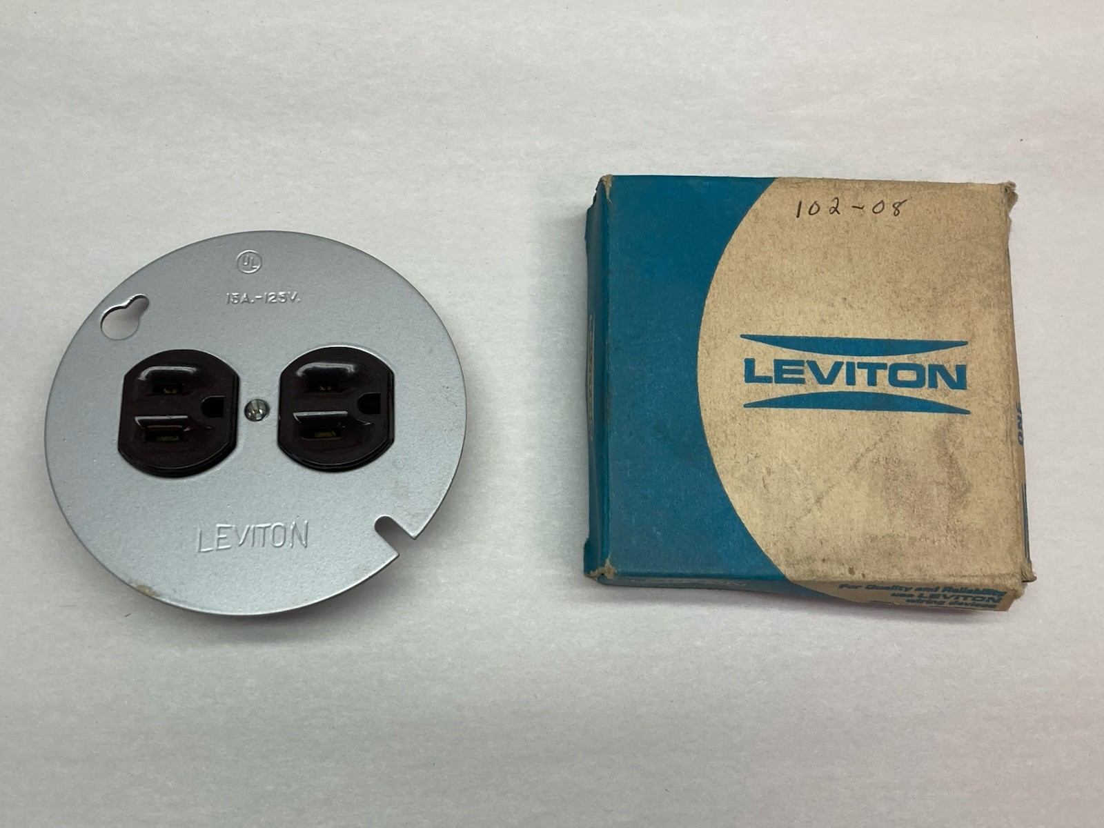 Leviton,98452-90-10-37,Duplex Receptacle Outlet