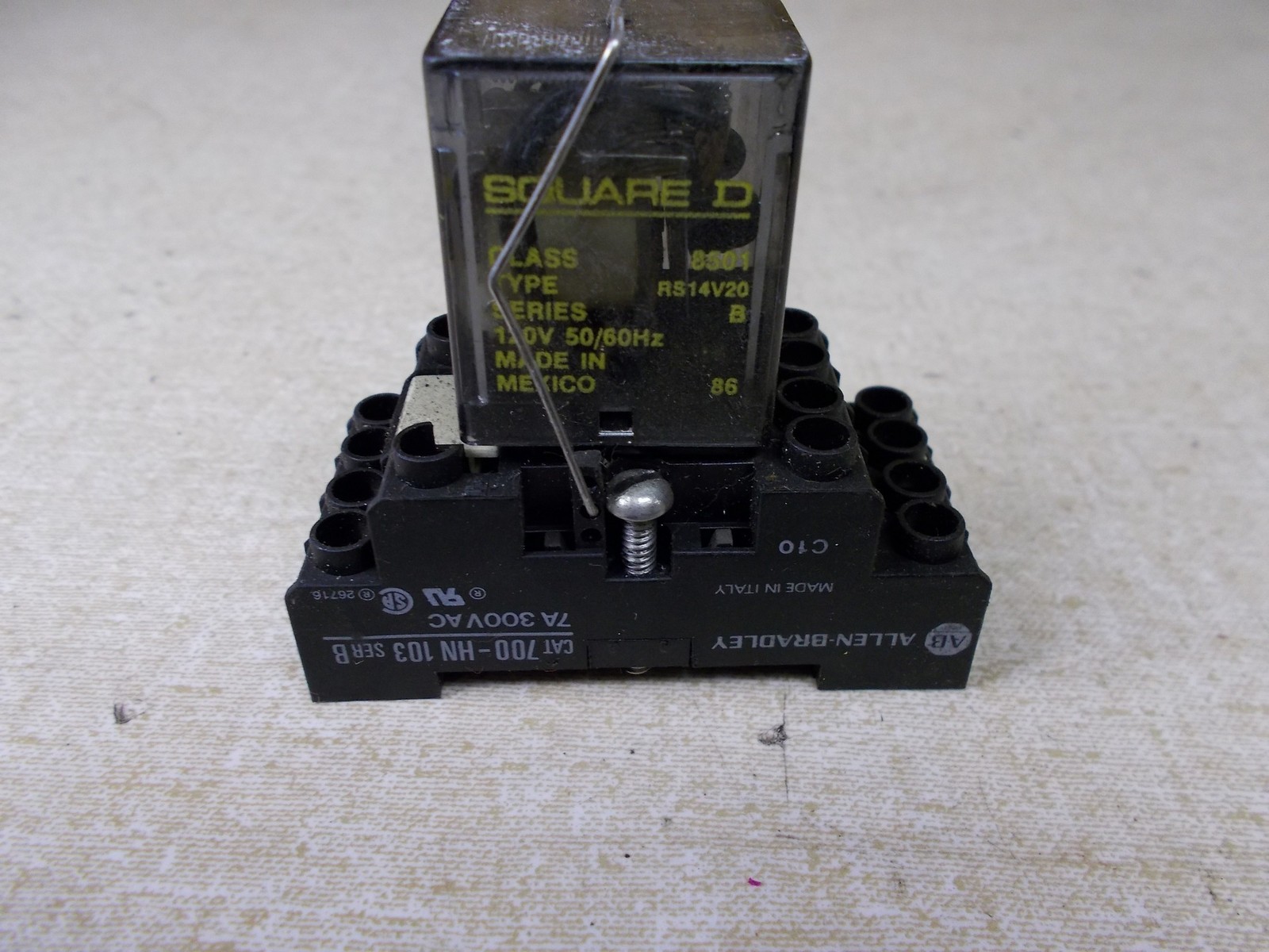 Square D Relay A-B Base Class 8501 Type RS14V20 700 HN103 7A 300V Series B