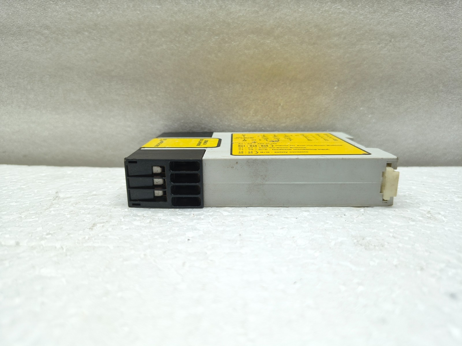 BALDOR MAC2A15TR-RM00 SAFETY RELAY MODULE ( USED CONDITION )
