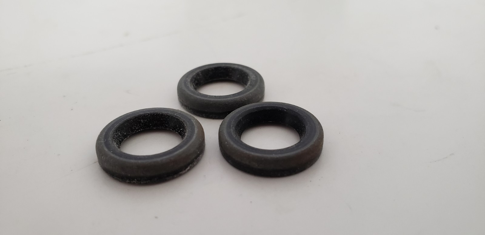 SKF 527935 RADIAL OIL SEAL, 9.5mm x 16mm x3mm, NITRILE LIP (LOT OF 3) NIB