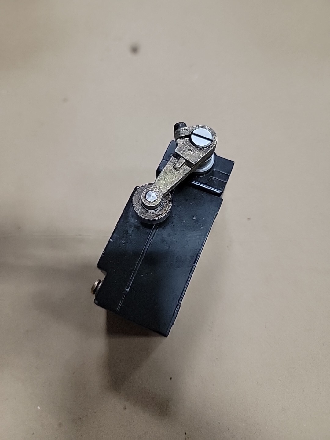 SQUARE D LIMIT SWITCH with OPERATOR HEAD CLASS 9007 SERIES A , AEQ2699