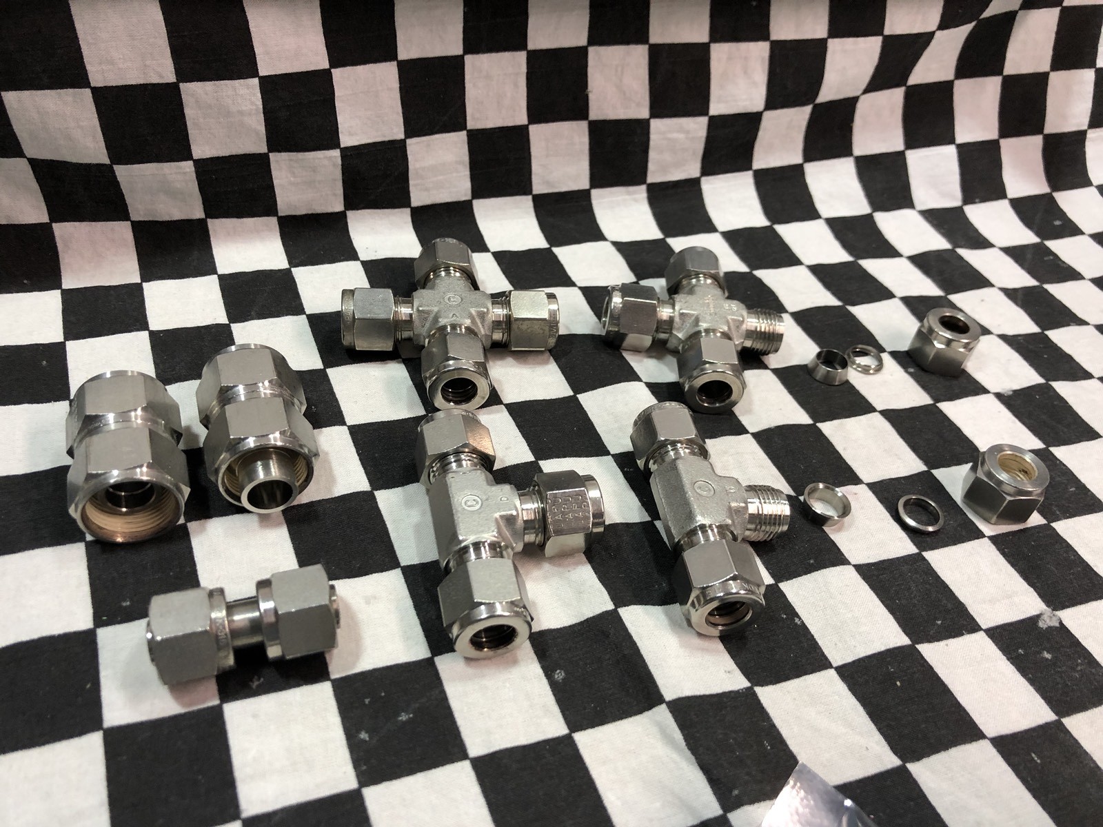 Lot Of 7 SWAGELOK TEE CROSS UNION PORT 3/8″,1/2″, SS-600-4, SS-600-3,