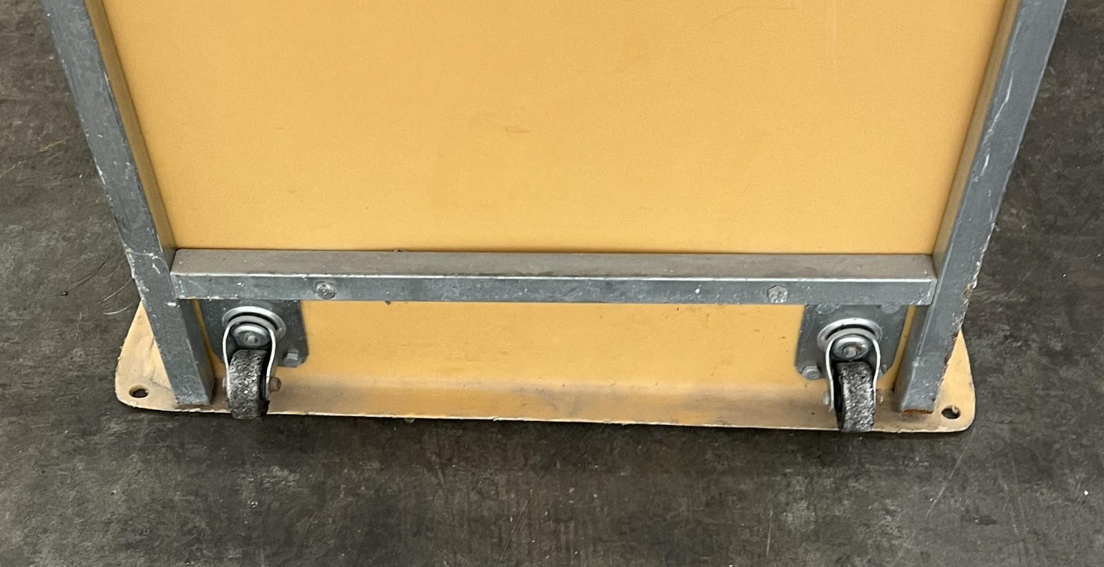 POLYETHYLENE 3 STEP STOOL W/RAILING LENGTH 19-3/4″ WIDTH 13″