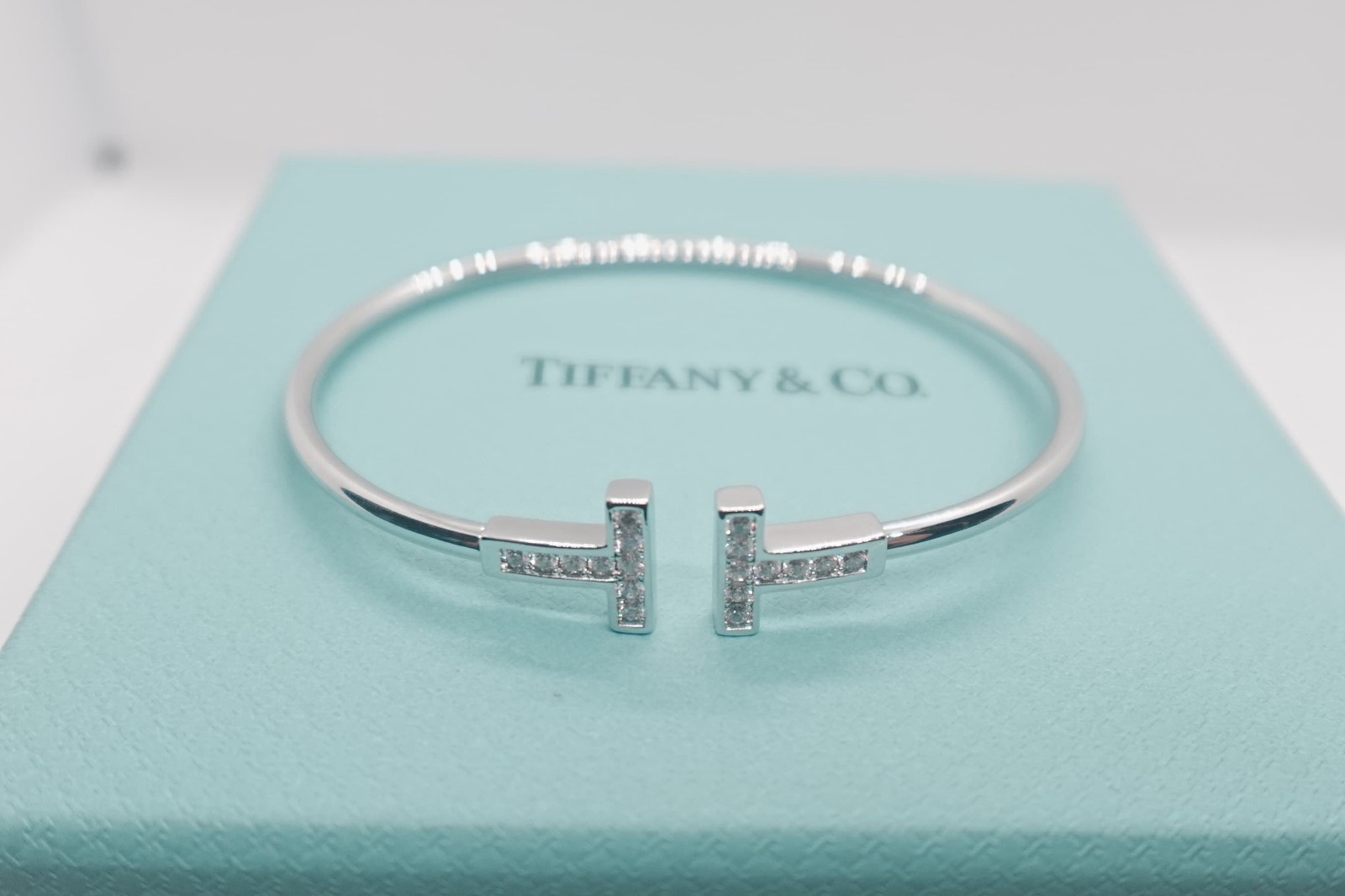 New.Tiiffany&Co.T Wire Bangle Bracelet 18k White Gold Diamond Size small