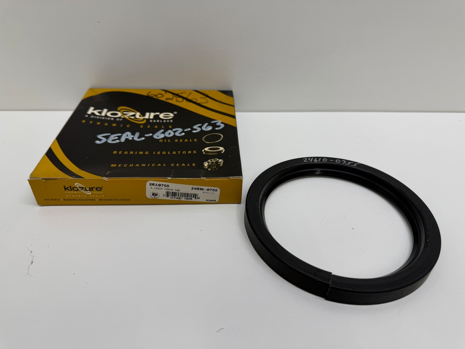 NEW IN BOX! GARLOCK KLOZURE OIL SEAL 24610-0755