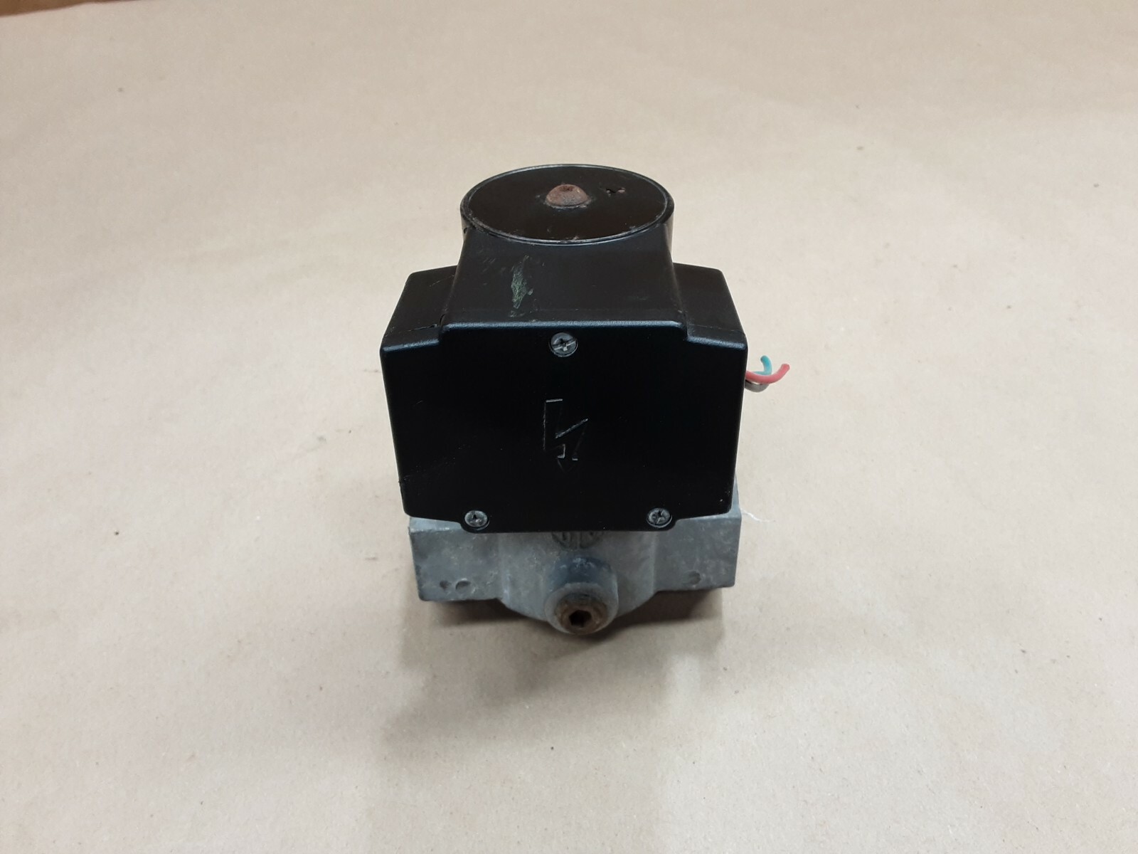 HONEYWELL V4295A1031 110/120 2PSI SOLENOID GAS VALVE #1015D17PR5