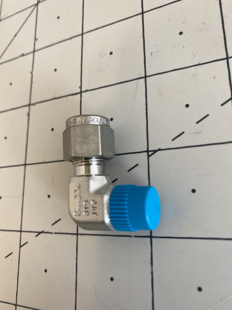 Swagelok Tube Fitting, Male Elebow 1/8in Tube OD x 1/4in Male NPT PN: SS-200-2-4